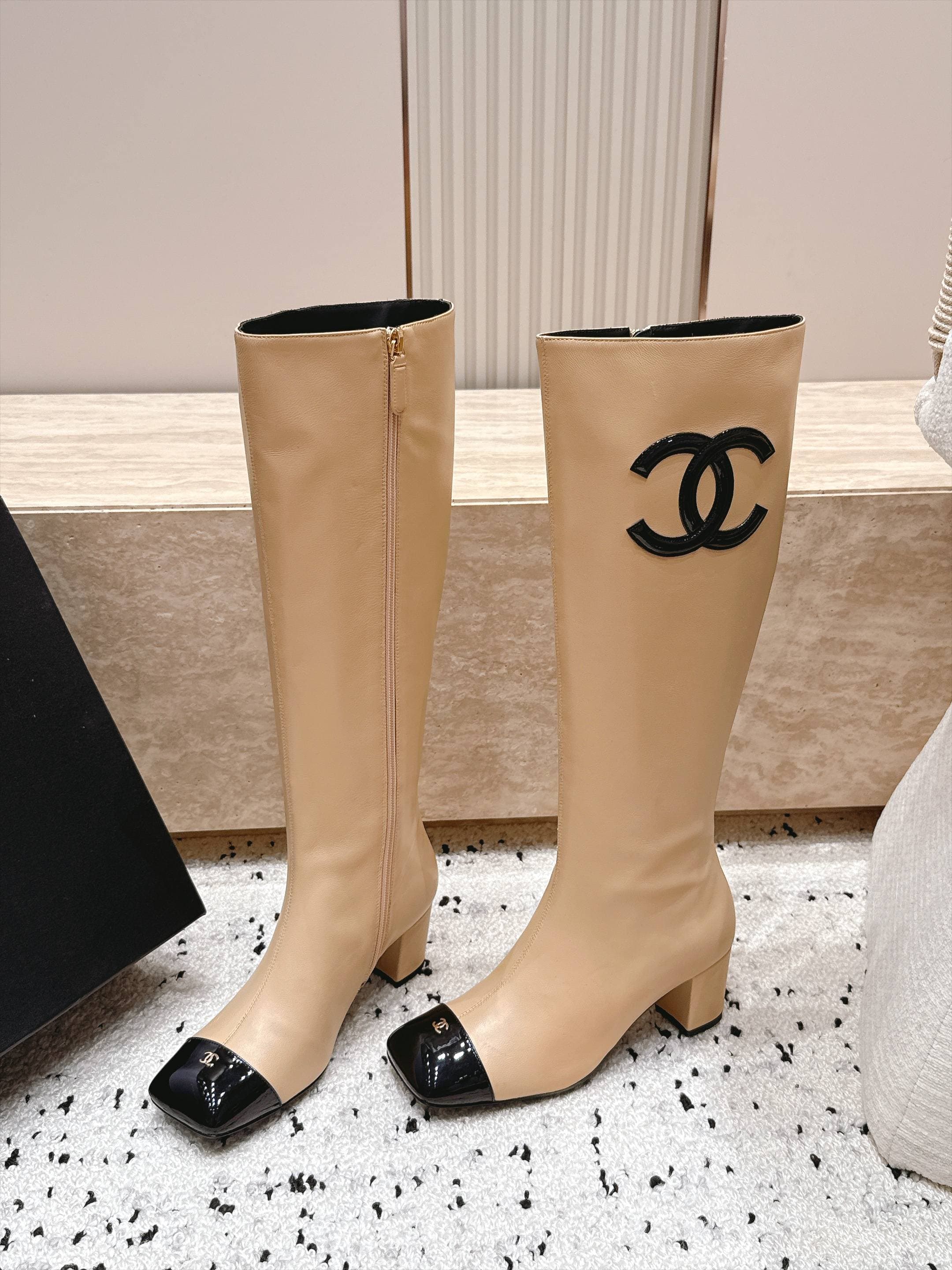 D8697 Chanel 2026vs autumn/winter new shoe collection... Square-toe high heels, long boots with classic mixed colors, exuding elegance — image 1