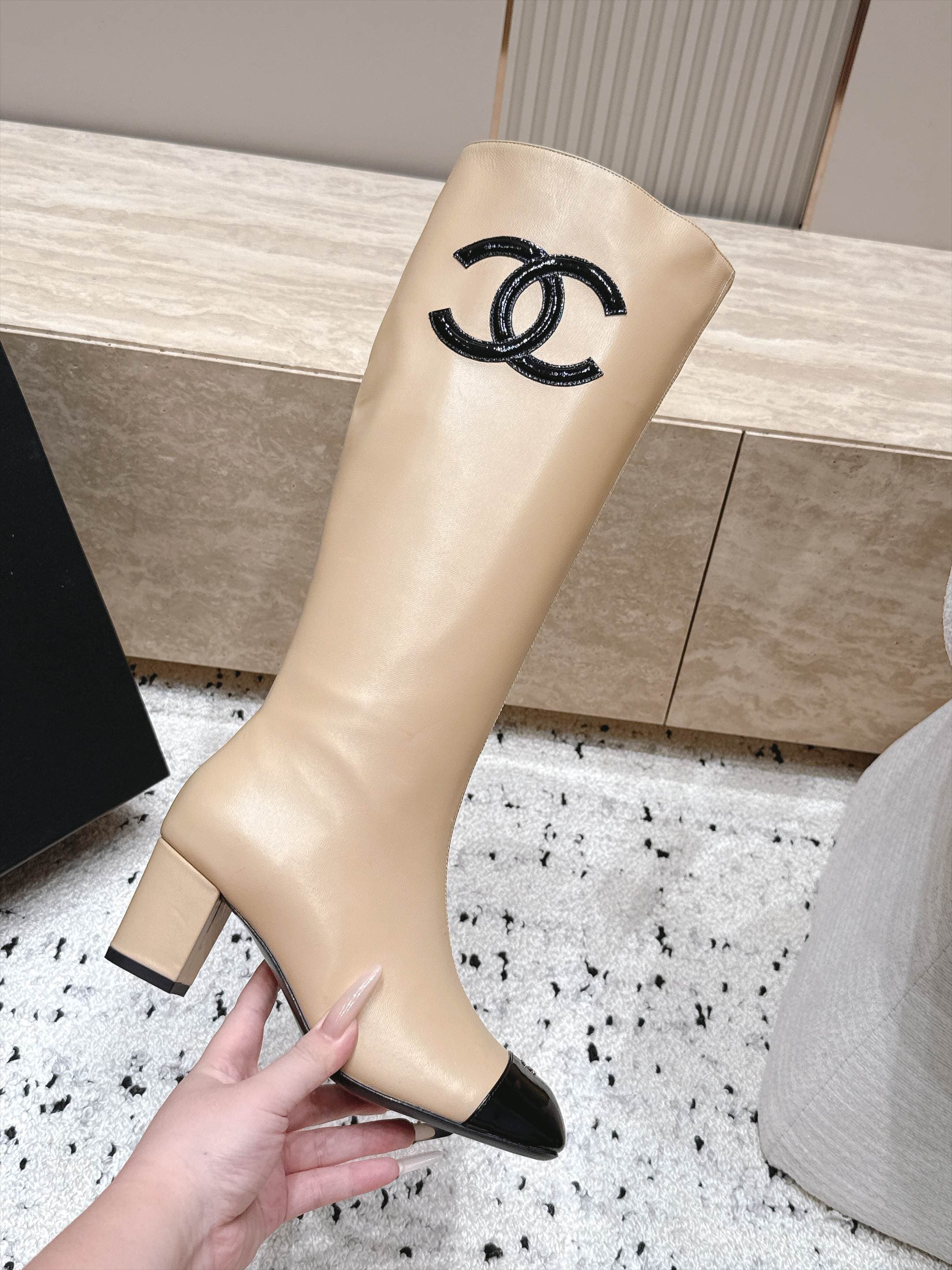 D8697 Chanel 2026vs autumn/winter new shoe collection... Square-toe high heels, long boots with classic mixed colors, exuding elegance — image 4