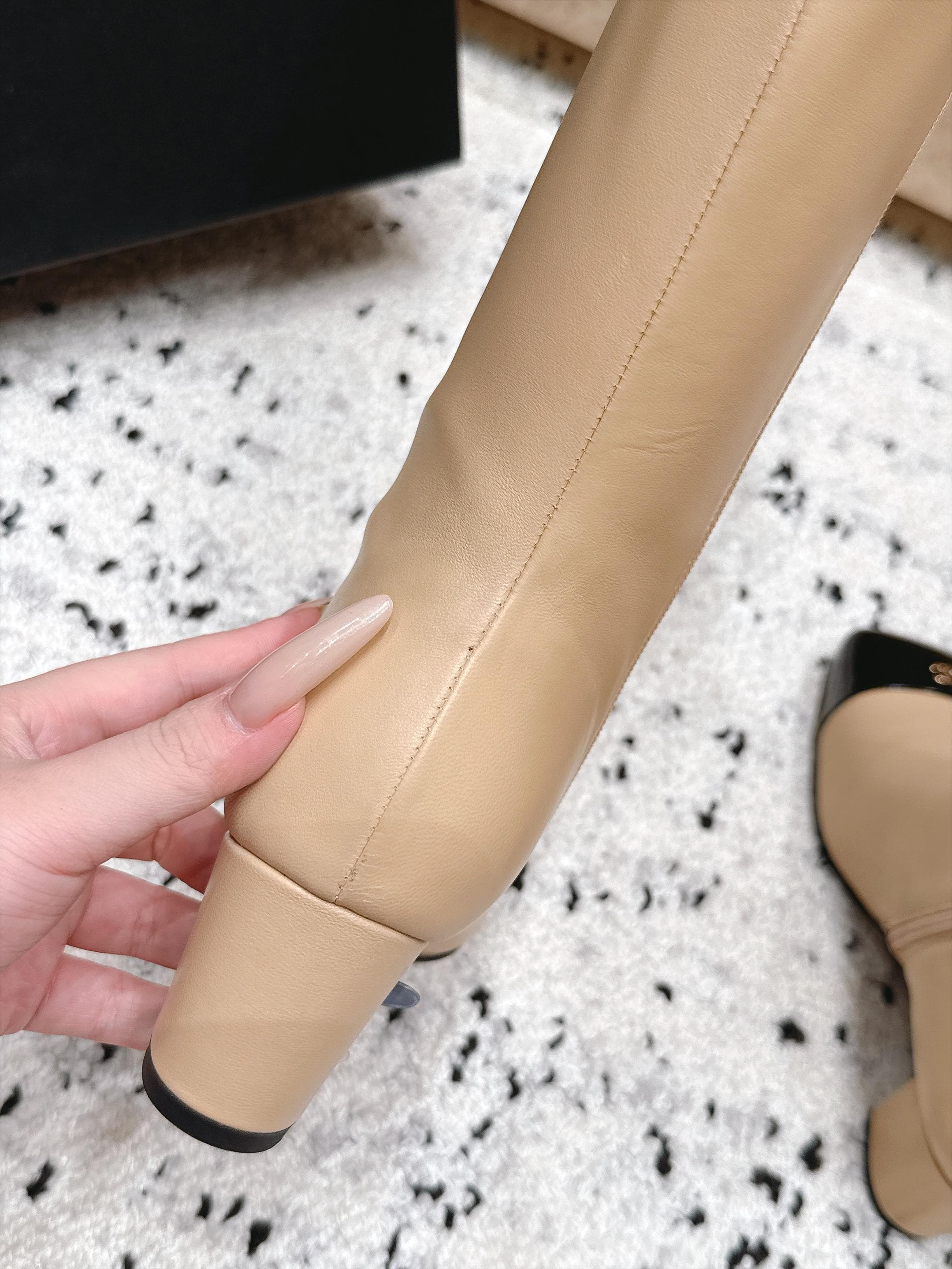 D8743 Chanel 2026vs autumn/winter new boot collection... Square-toe high heels, long boots with classic mixed colors – exudes elegance and sophistication — image 8