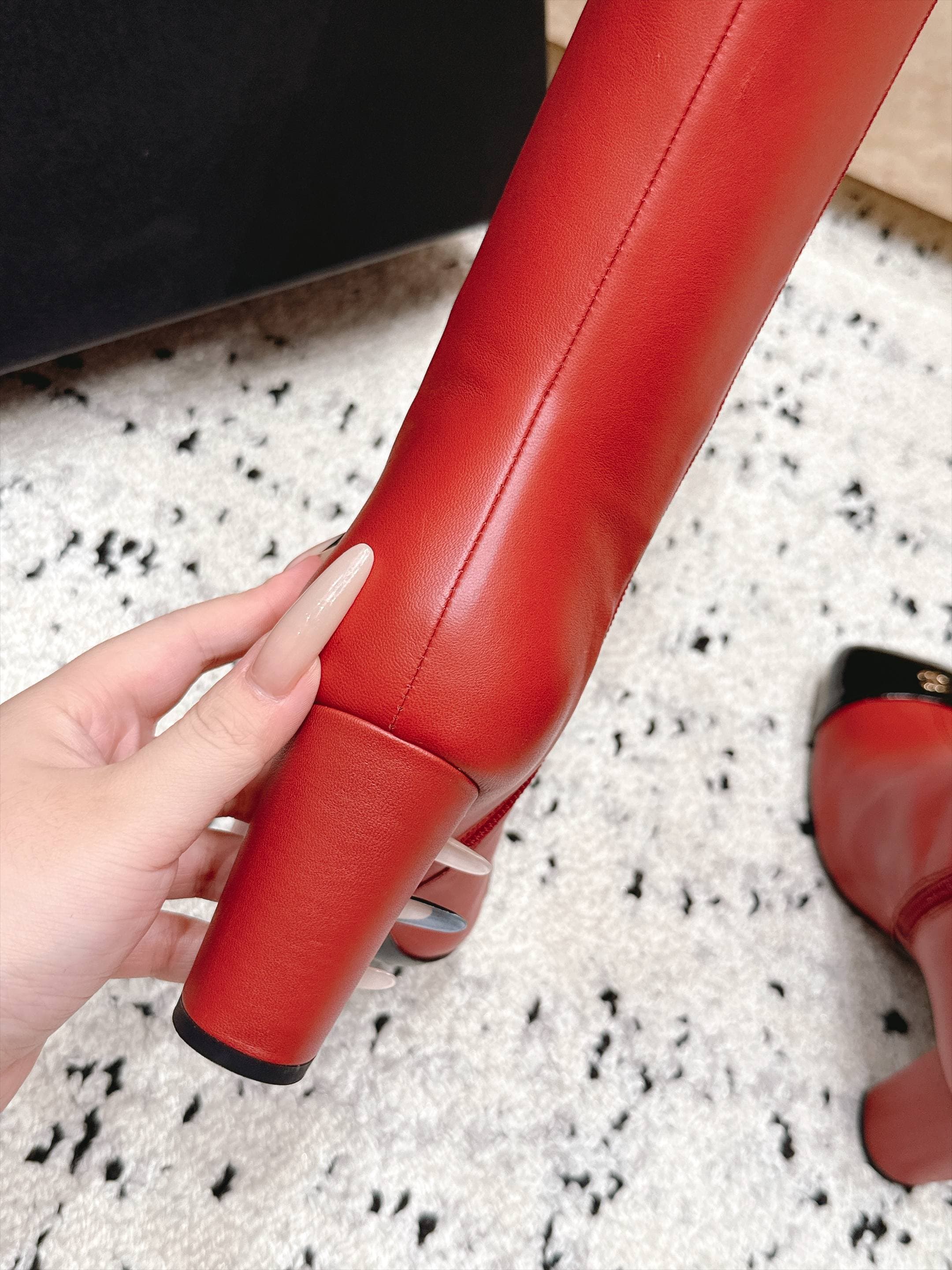 D8695 Chanel 2026vs autumn/winter new boot collection... Square-toe high heels, long boots with classic mixed colors – exudes elegance and sophistication — image 5
