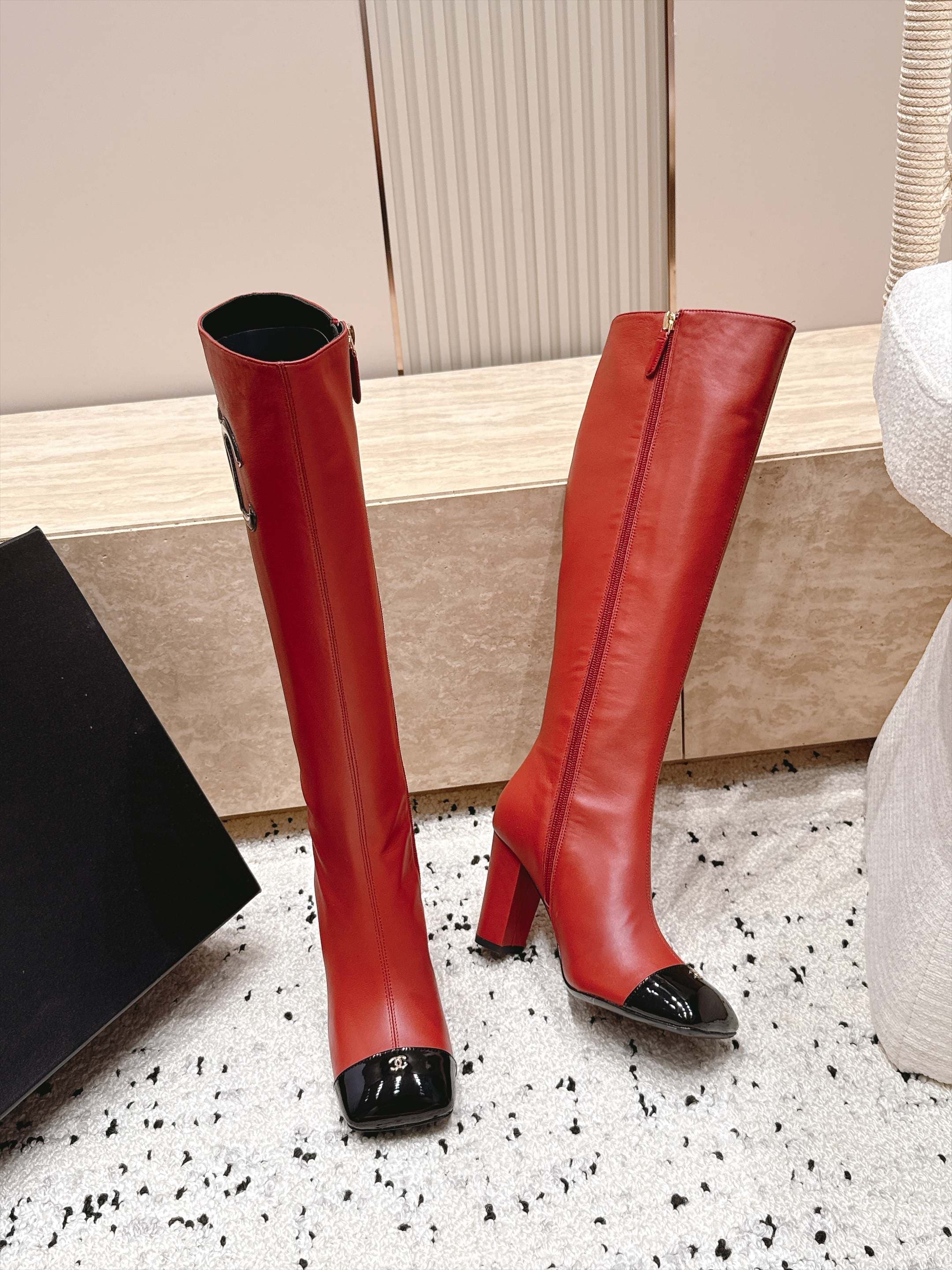 D8695 Chanel 2026vs autumn/winter new boot collection... Square-toe high heels, long boots with classic mixed colors – exudes elegance and sophistication — image 3