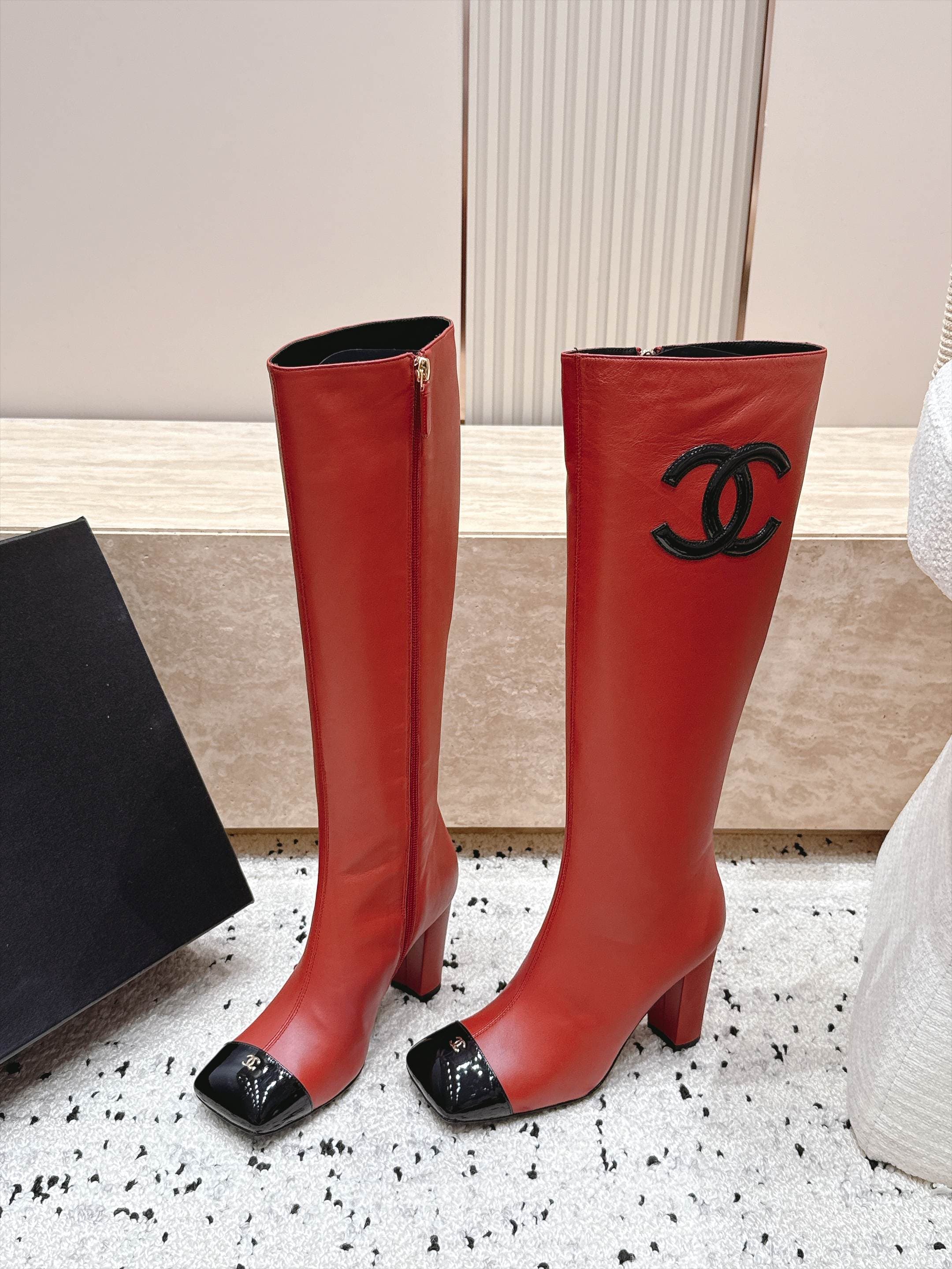 D8695 Chanel 2026vs autumn/winter new boot collection... Square-toe high heels, long boots with classic mixed colors – exudes elegance and sophistication — image 1