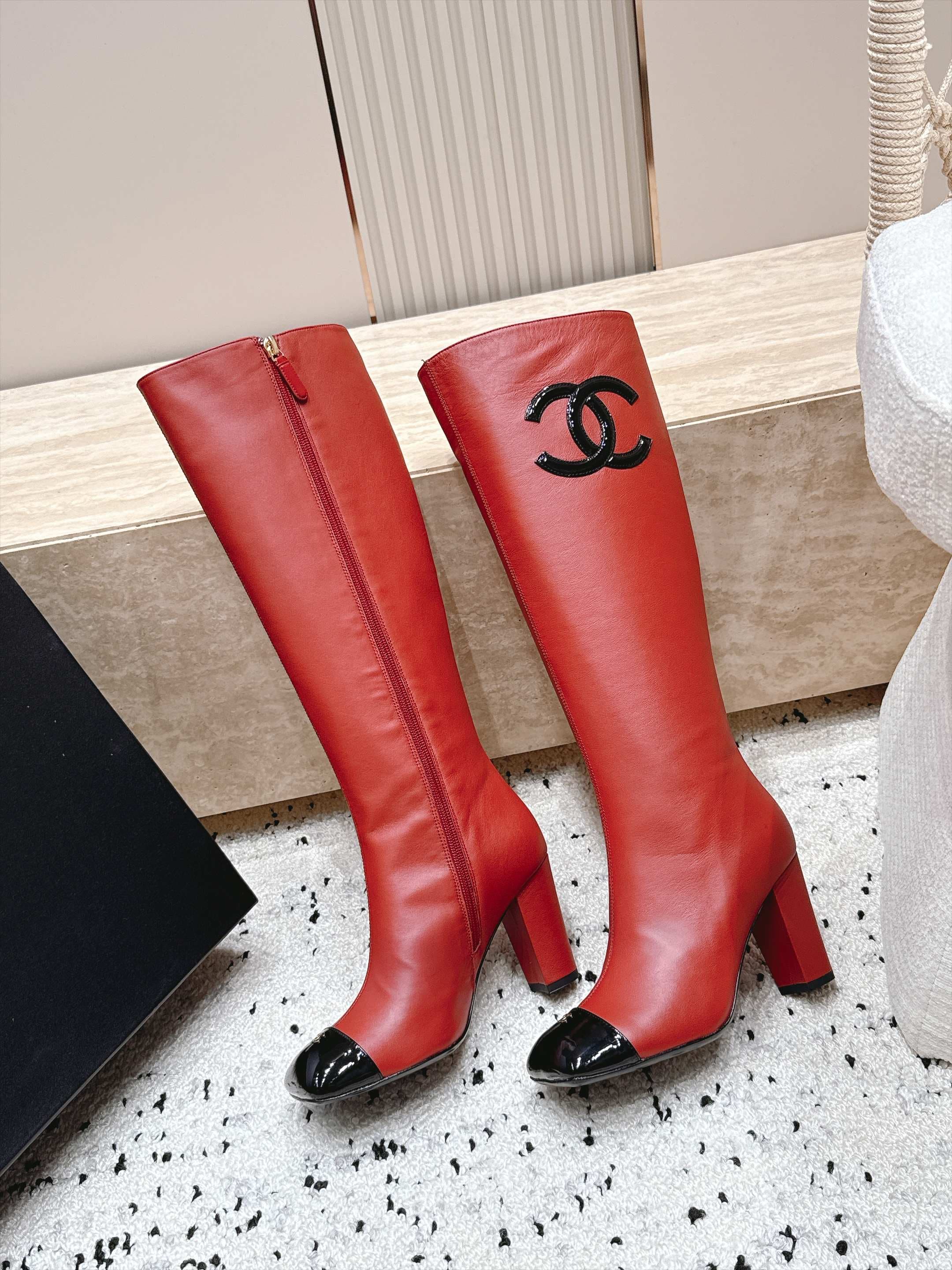 D8695 Chanel 2026vs autumn/winter new boot collection... Square-toe high heels, long boots with classic mixed colors – exudes elegance and sophistication — image 4