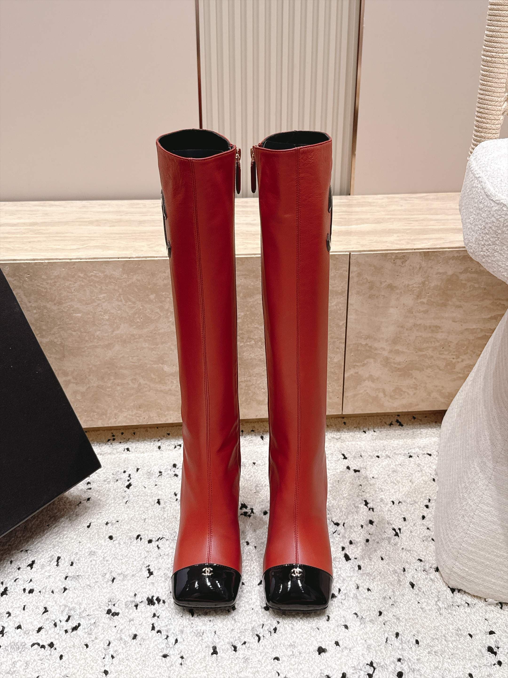 D8695 Chanel 2026vs autumn/winter new boot collection... Square-toe high heels, long boots with classic mixed colors – exudes elegance and sophistication — image 2