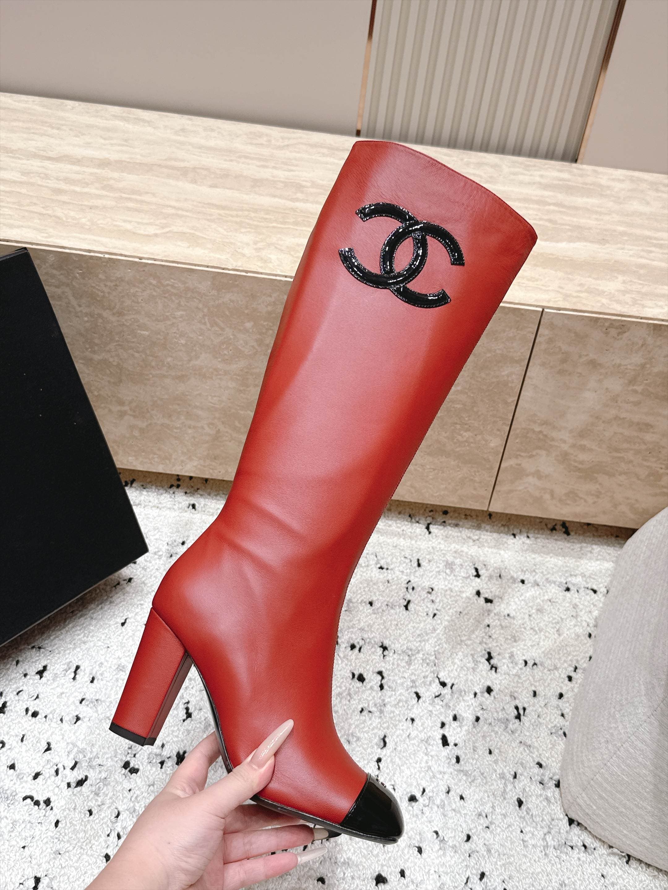 D8695 Chanel 2026vs autumn/winter new boot collection... Square-toe high heels, long boots with classic mixed colors – exudes elegance and sophistication — image 8