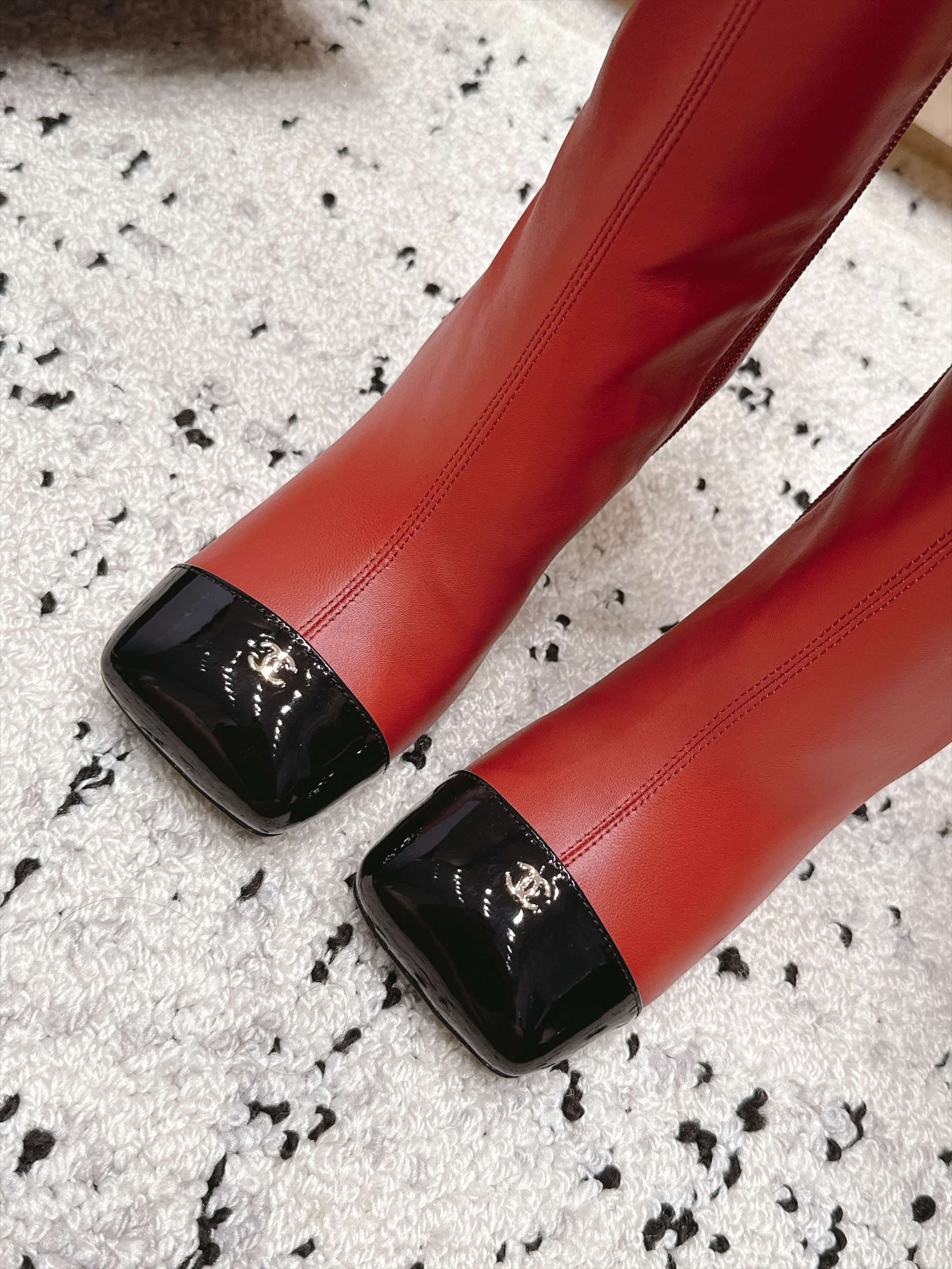 D8695 Chanel 2026vs autumn/winter new boot collection... Square-toe high heels, long boots with classic mixed colors – exudes elegance and sophistication — image 7