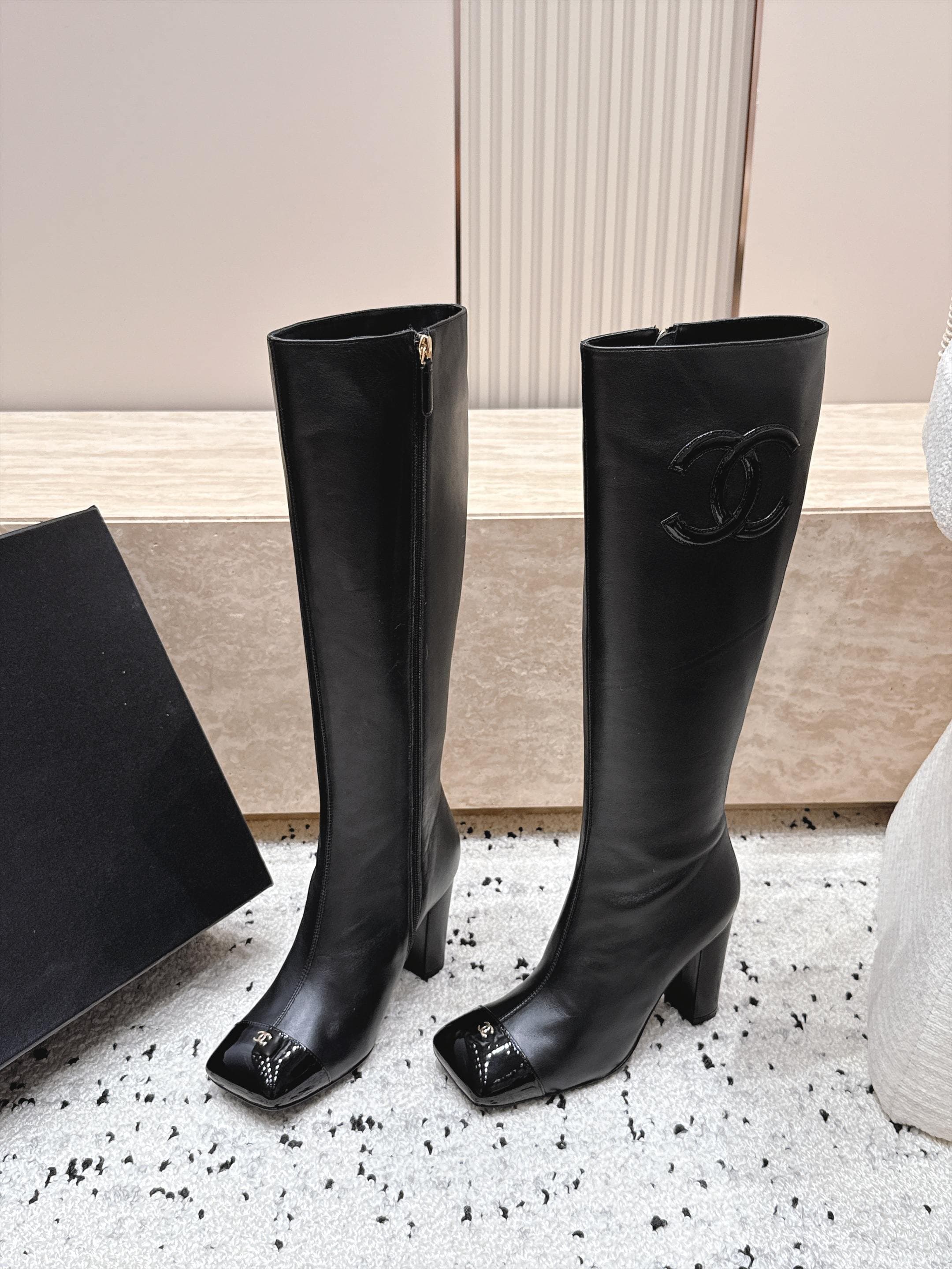 D8694 Chanel 2026vs autumn/winter new boot collection... Square-toe high heels, long boots with classic mixed colors – exudes elegance — image 1