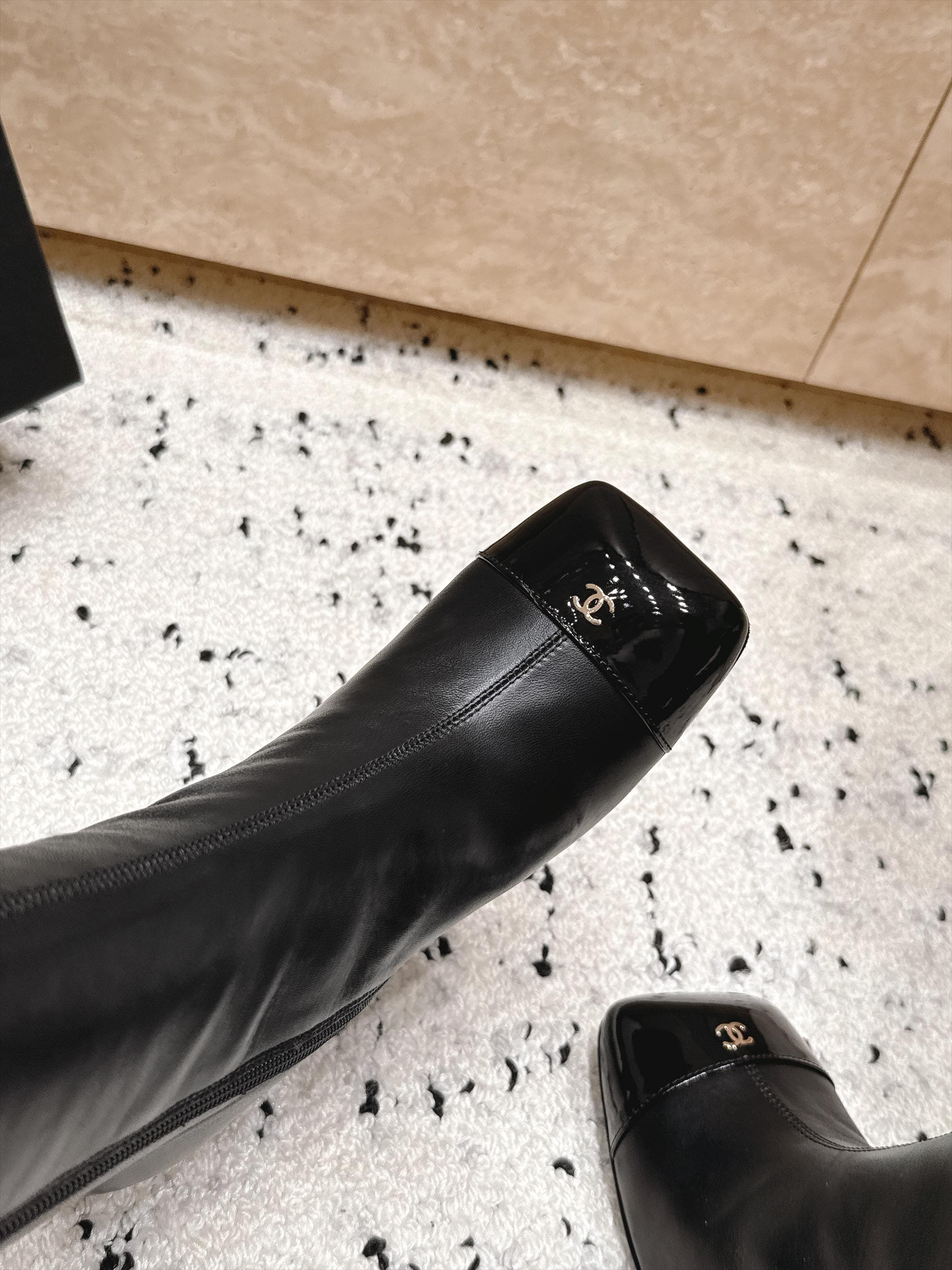 D8694 Chanel 2026vs autumn/winter new boot collection... Square-toe high heels, long boots with classic mixed colors – exudes elegance — image 5