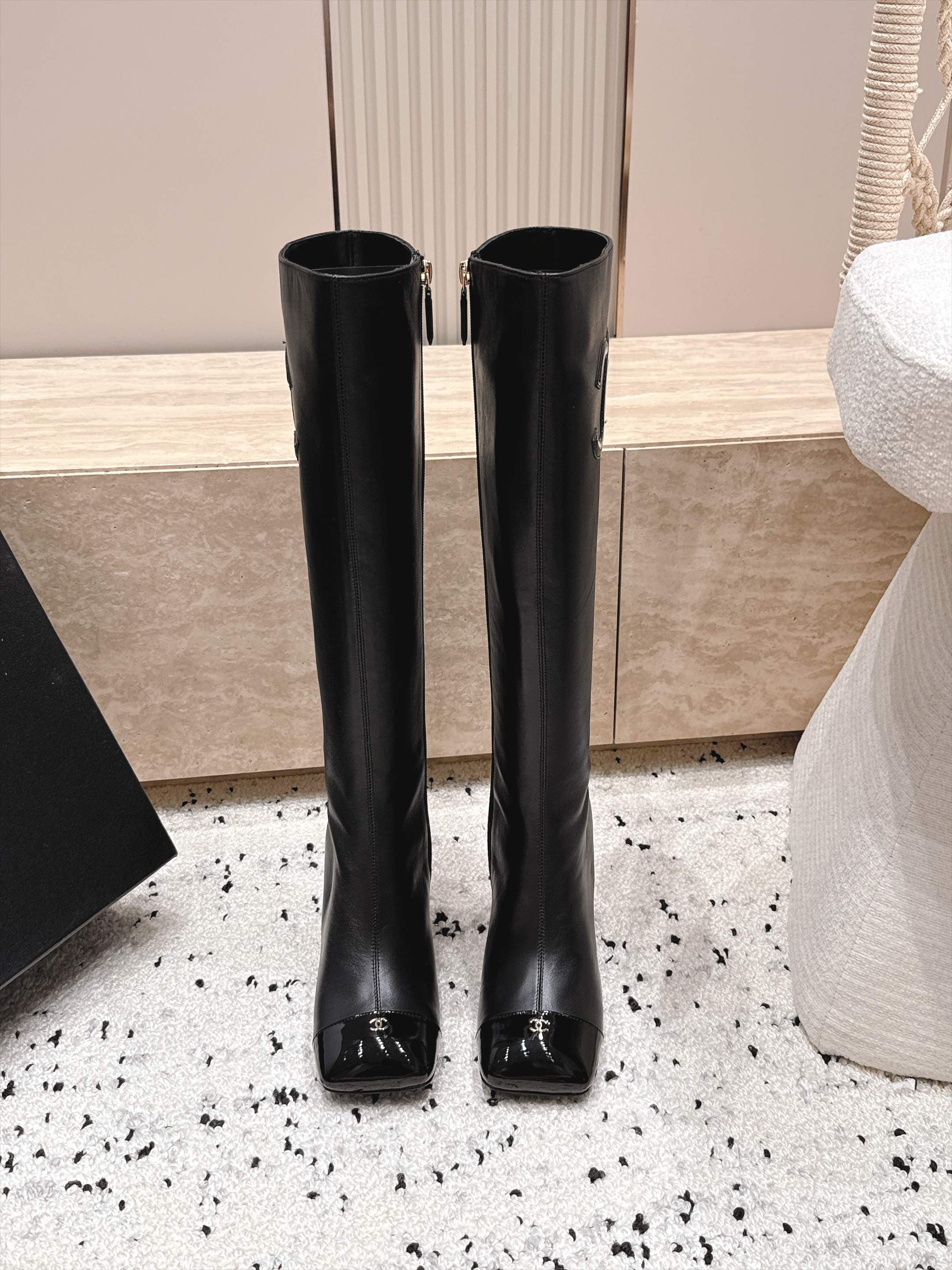 D8694 Chanel 2026vs autumn/winter new boot collection... Square-toe high heels, long boots with classic mixed colors – exudes elegance — image 2