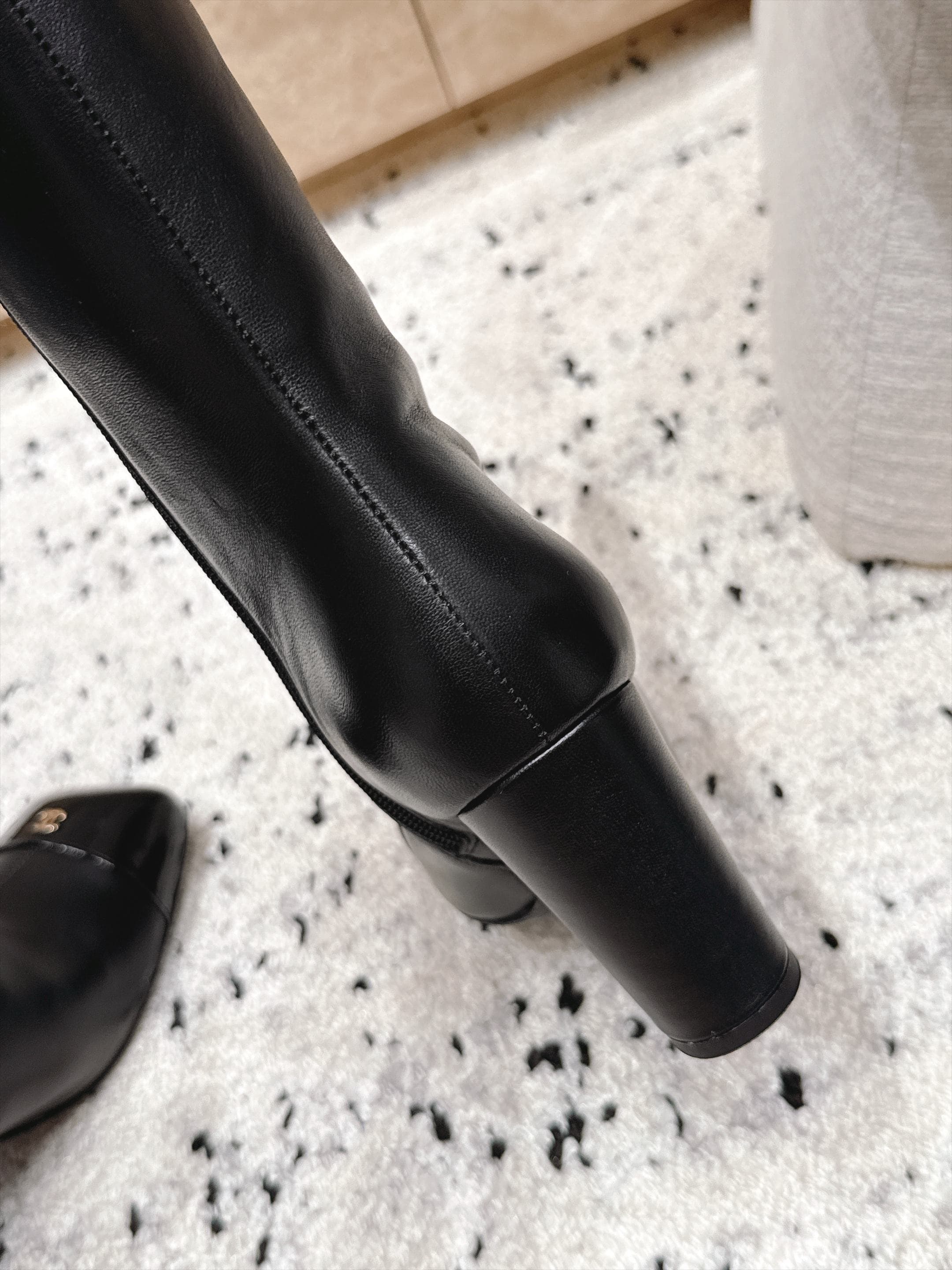 D8694 Chanel 2026vs autumn/winter new boot collection... Square-toe high heels, long boots with classic mixed colors – exudes elegance — image 4