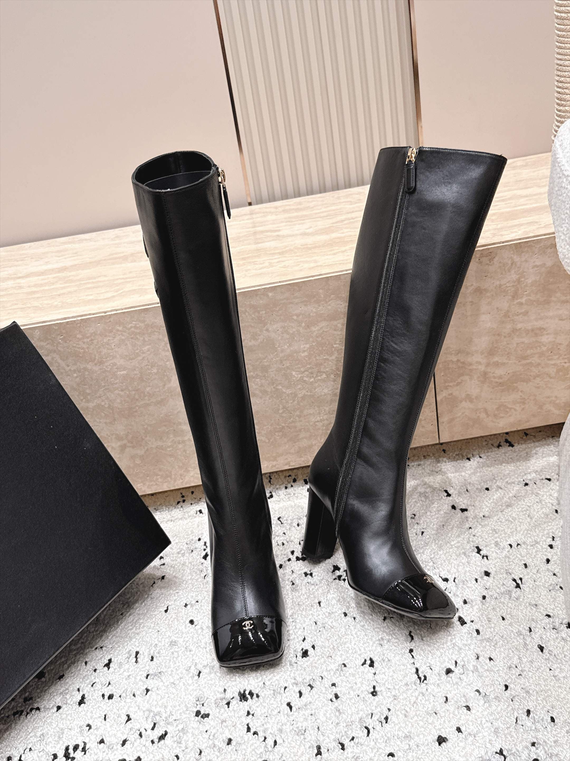 D8694 Chanel 2026vs autumn/winter new boot collection... Square-toe high heels, long boots with classic mixed colors – exudes elegance — image 3