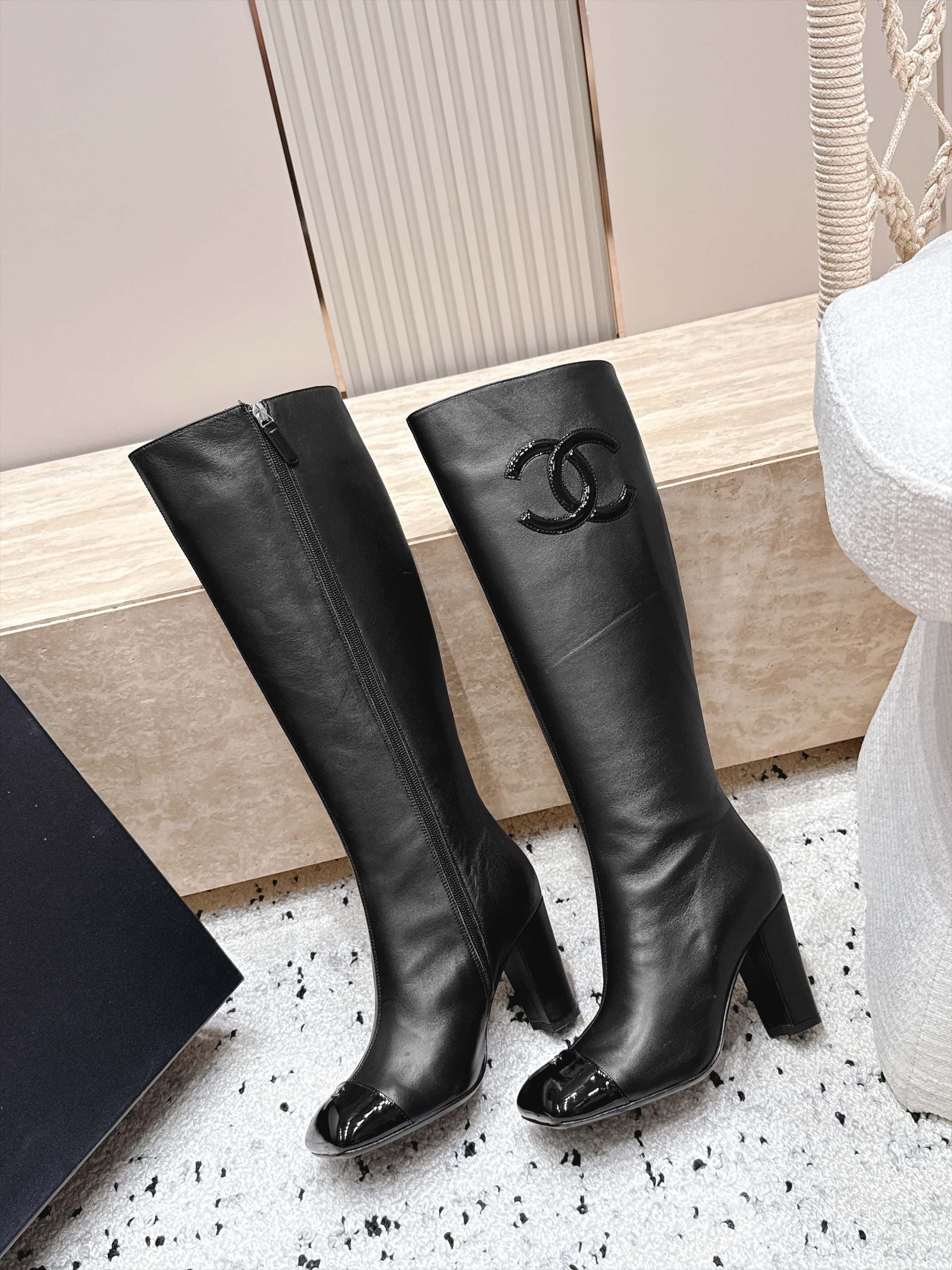 D8694 Chanel 2026vs autumn/winter new boot collection... Square-toe high heels, long boots with classic mixed colors – exudes elegance — image 7