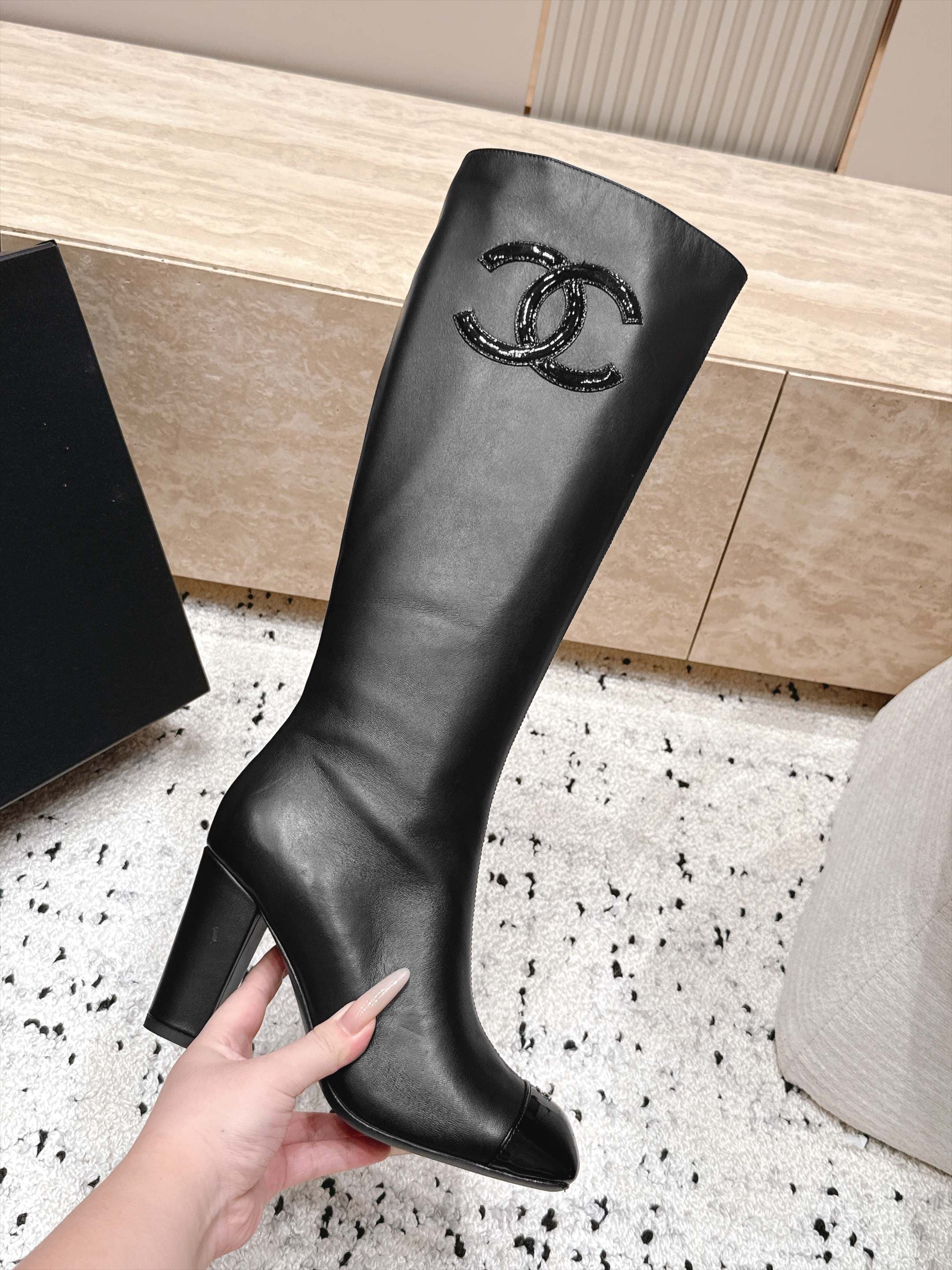 D8694 Chanel 2026vs autumn/winter new boot collection... Square-toe high heels, long boots with classic mixed colors – exudes elegance — image 6