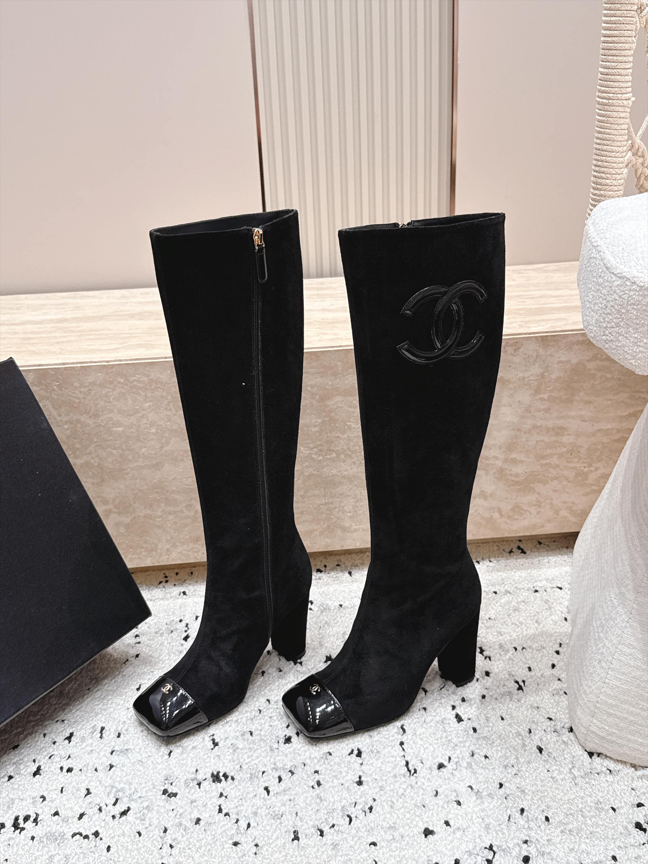D8693 Chanel 2026vs autumn/winter new boot collection... Square-toe high heels, long boots with classic mixed colors – exudes elegance and sophistication — image 1