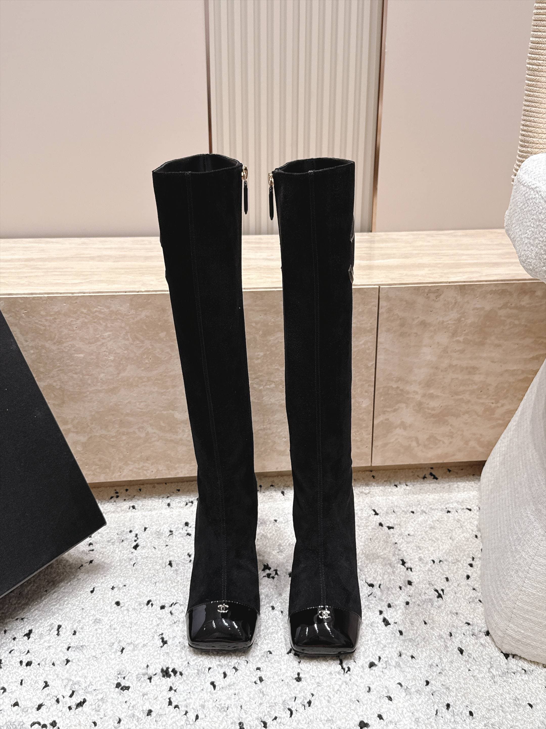 D8693 Chanel 2026vs autumn/winter new boot collection... Square-toe high heels, long boots with classic mixed colors – exudes elegance and sophistication — image 2