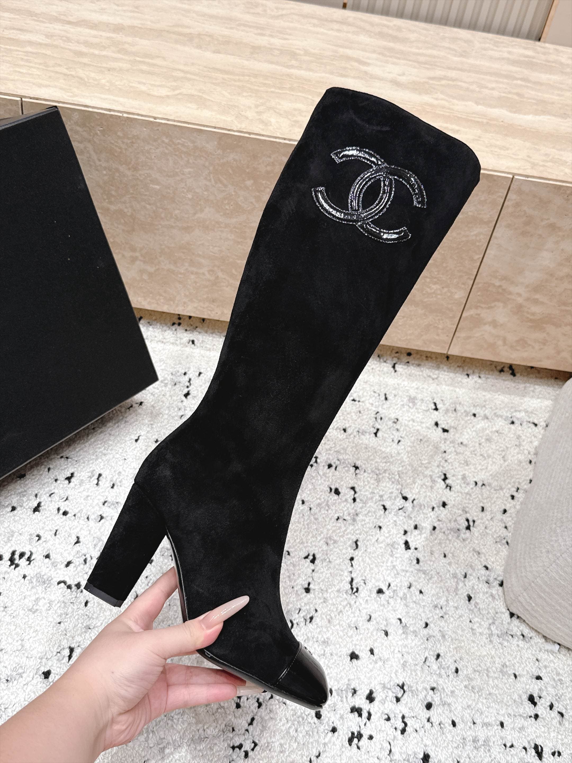 D8693 Chanel 2026vs autumn/winter new boot collection... Square-toe high heels, long boots with classic mixed colors – exudes elegance and sophistication — image 4