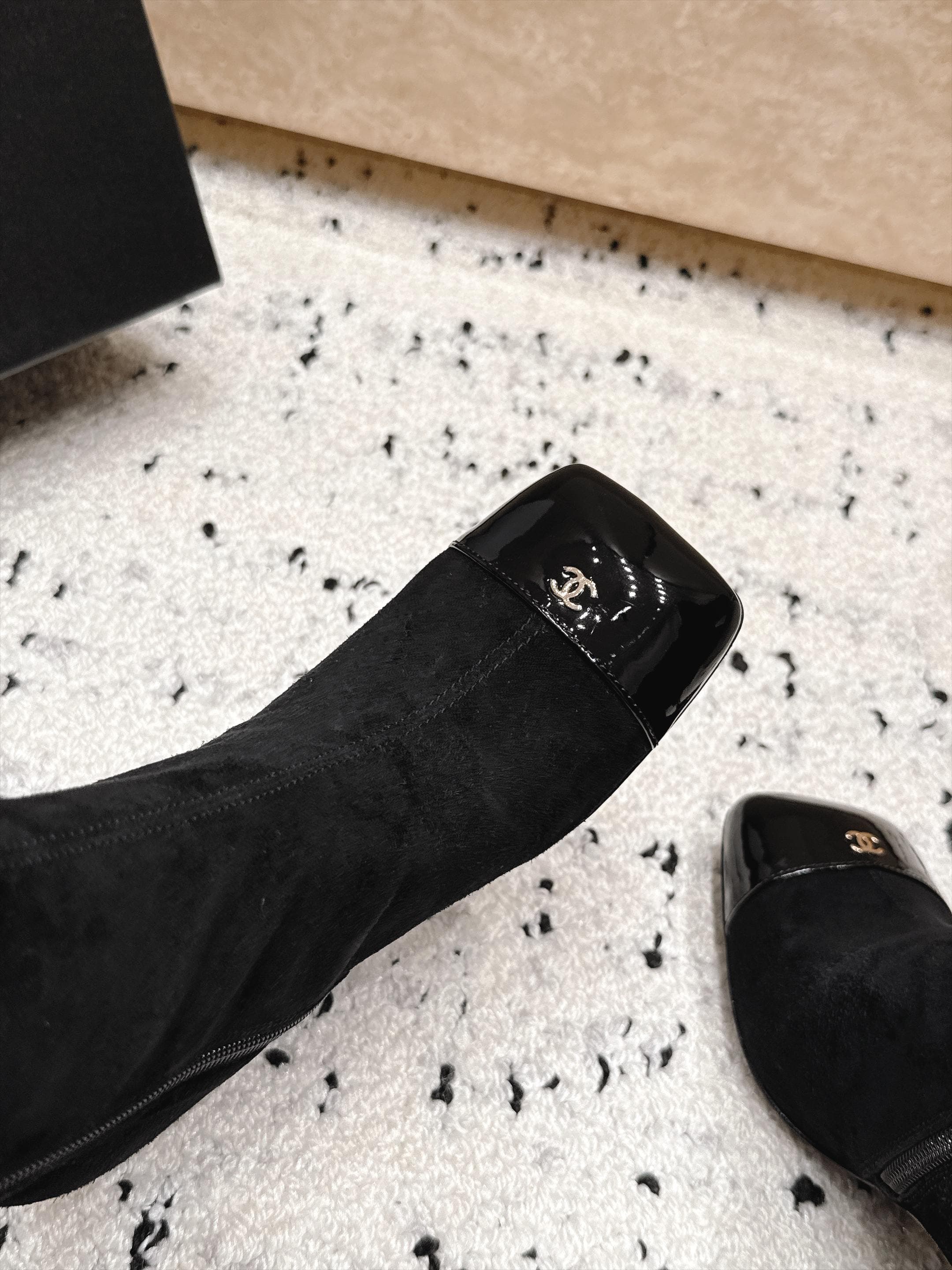 D8693 Chanel 2026vs autumn/winter new boot collection... Square-toe high heels, long boots with classic mixed colors – exudes elegance and sophistication — image 3