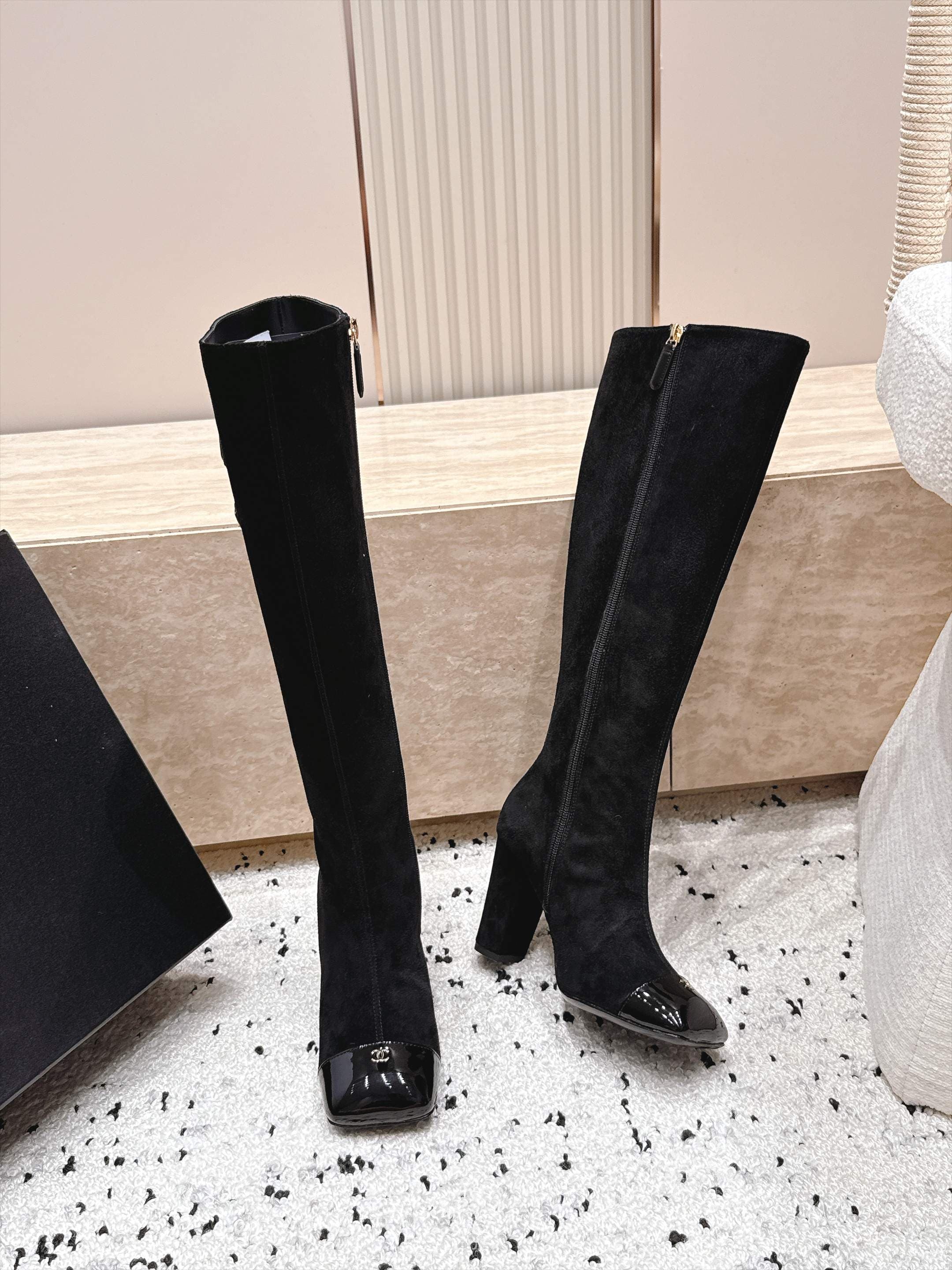 D8693 Chanel 2026vs autumn/winter new boot collection... Square-toe high heels, long boots with classic mixed colors – exudes elegance and sophistication — image 6
