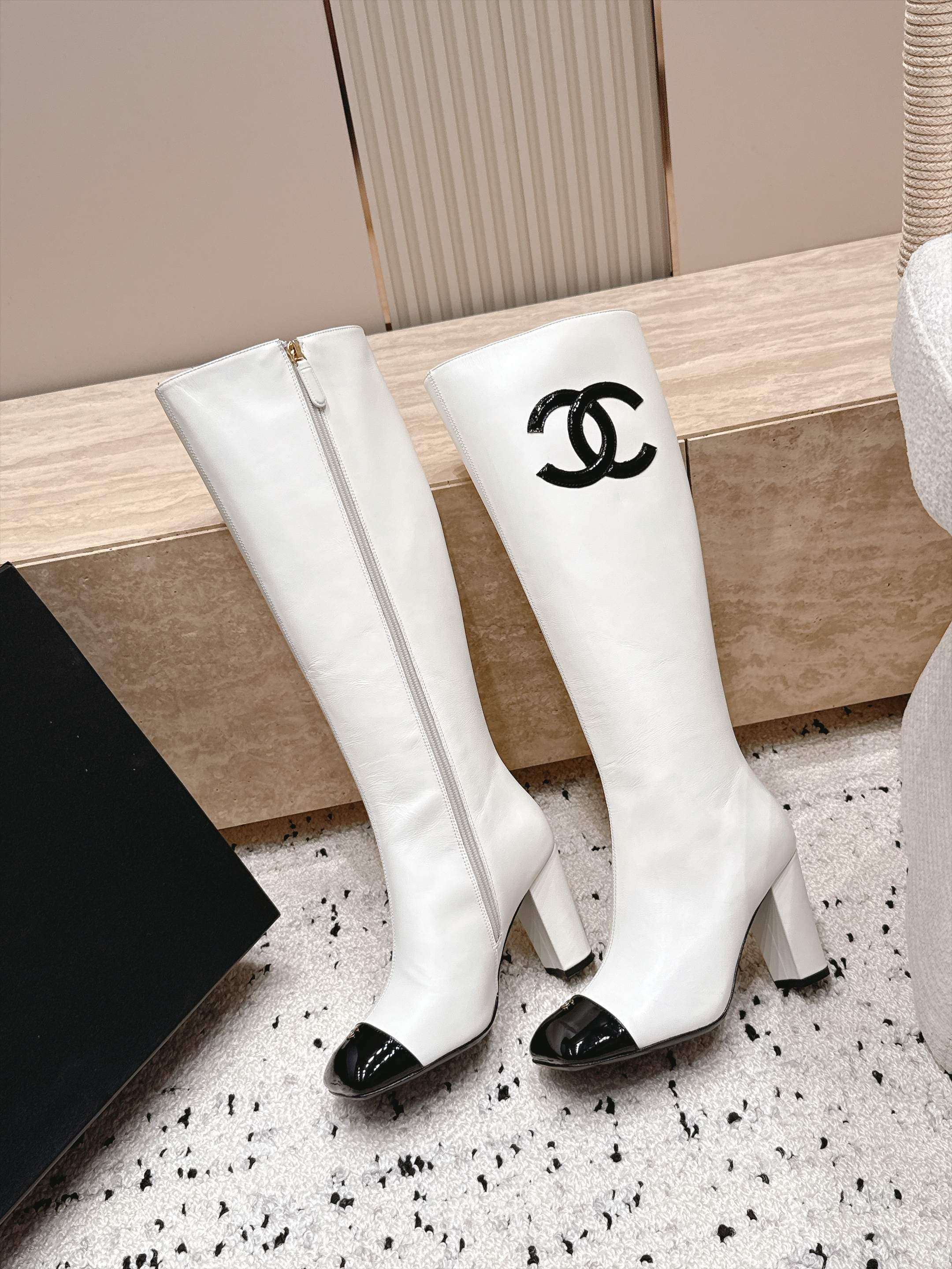 D8692 Chanel 2026vs Fall/Winter new boot collection... Square-toe high heels, long boots with classic mixed colors – exudes elegance and sophistication — image 4