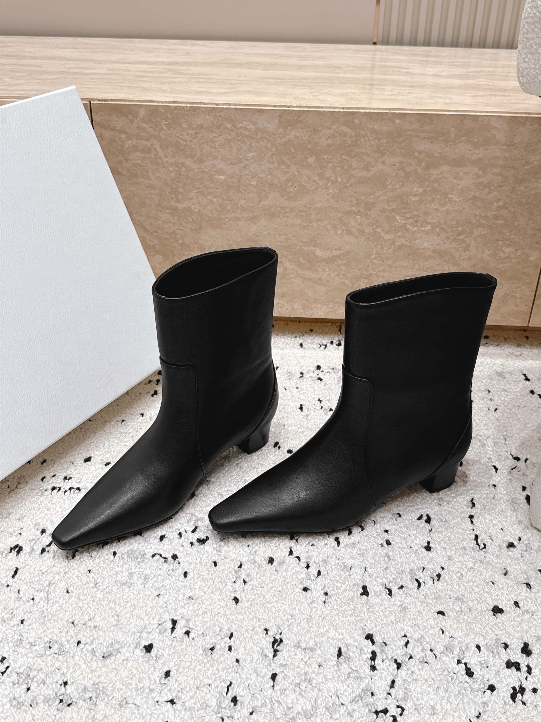 D8719 BY FAR～2026vs Autumn New Fashion Boots Collection… — image 1