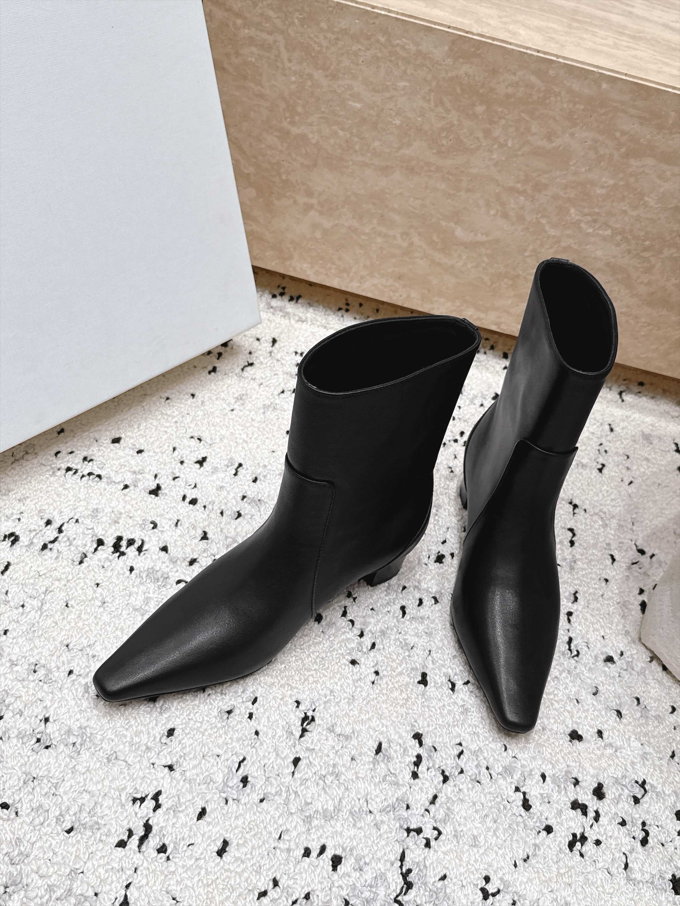 D8719 BY FAR～2026vs Autumn New Fashion Boots Collection… — image 7