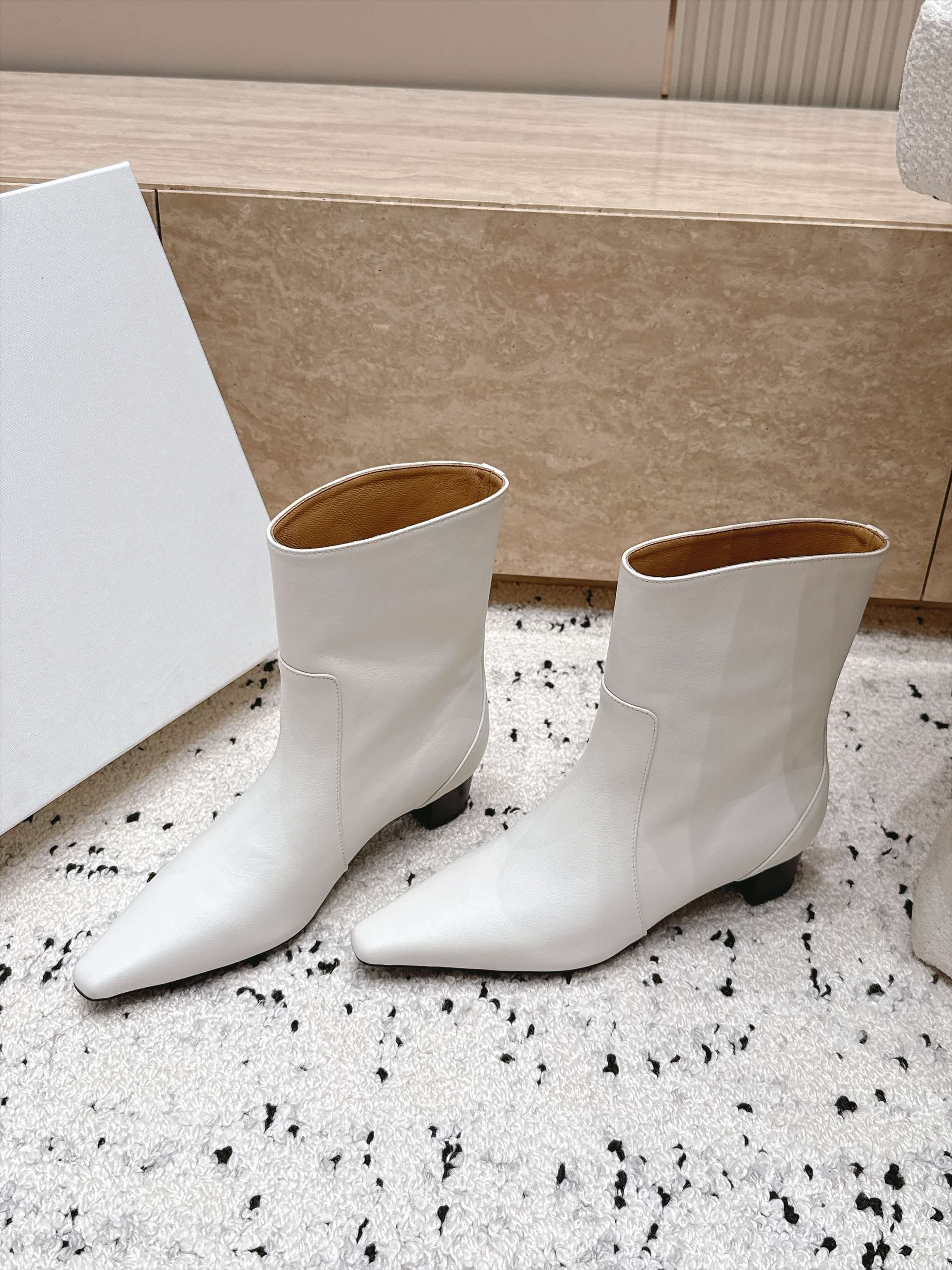 D8718 BY FAR～2026vs Autumn New Fashion Boots Collection… — image 1