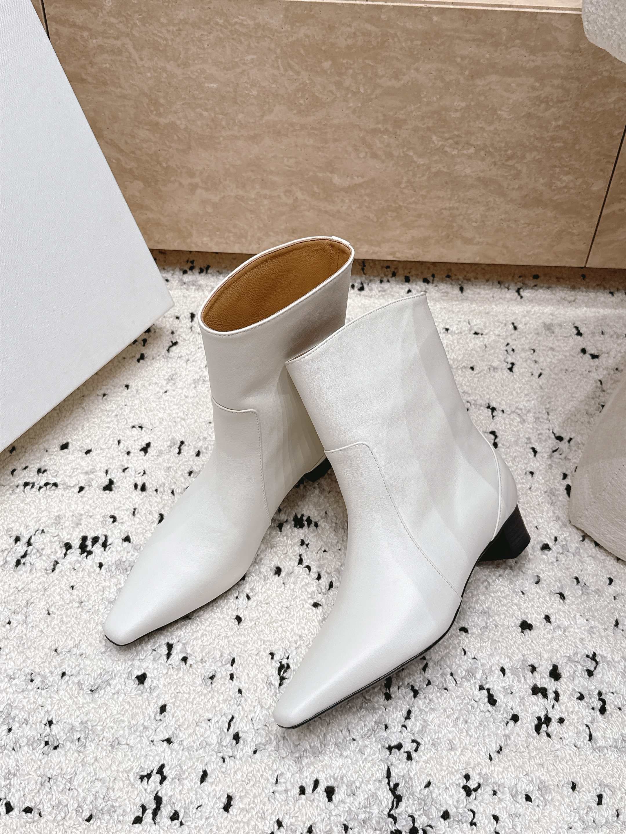 D8718 BY FAR～2026vs Autumn New Fashion Boots Collection… — image 5