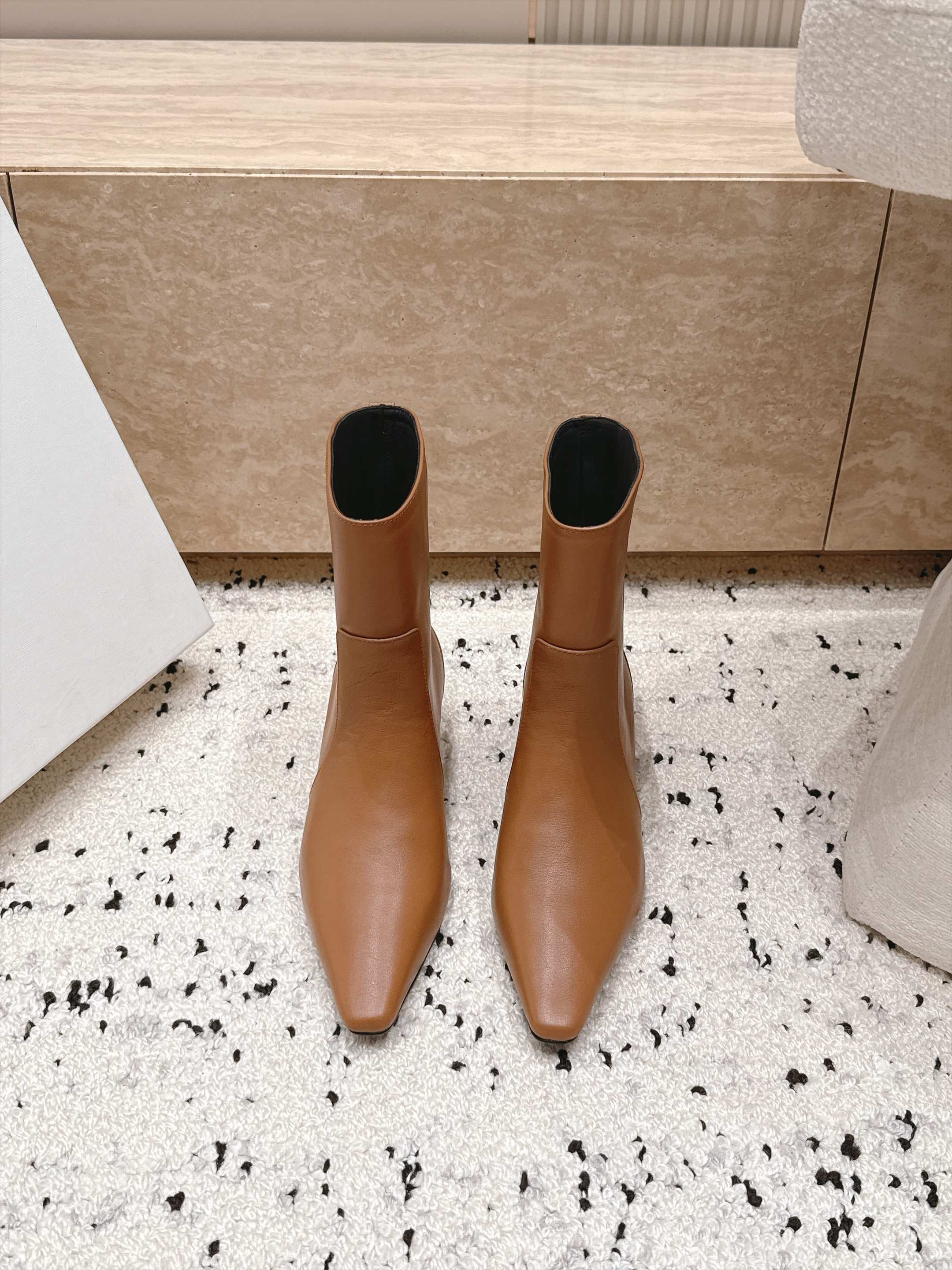 D8717 BY FAR～2026vs Autumn New Fashion Boots Collection… — image 2
