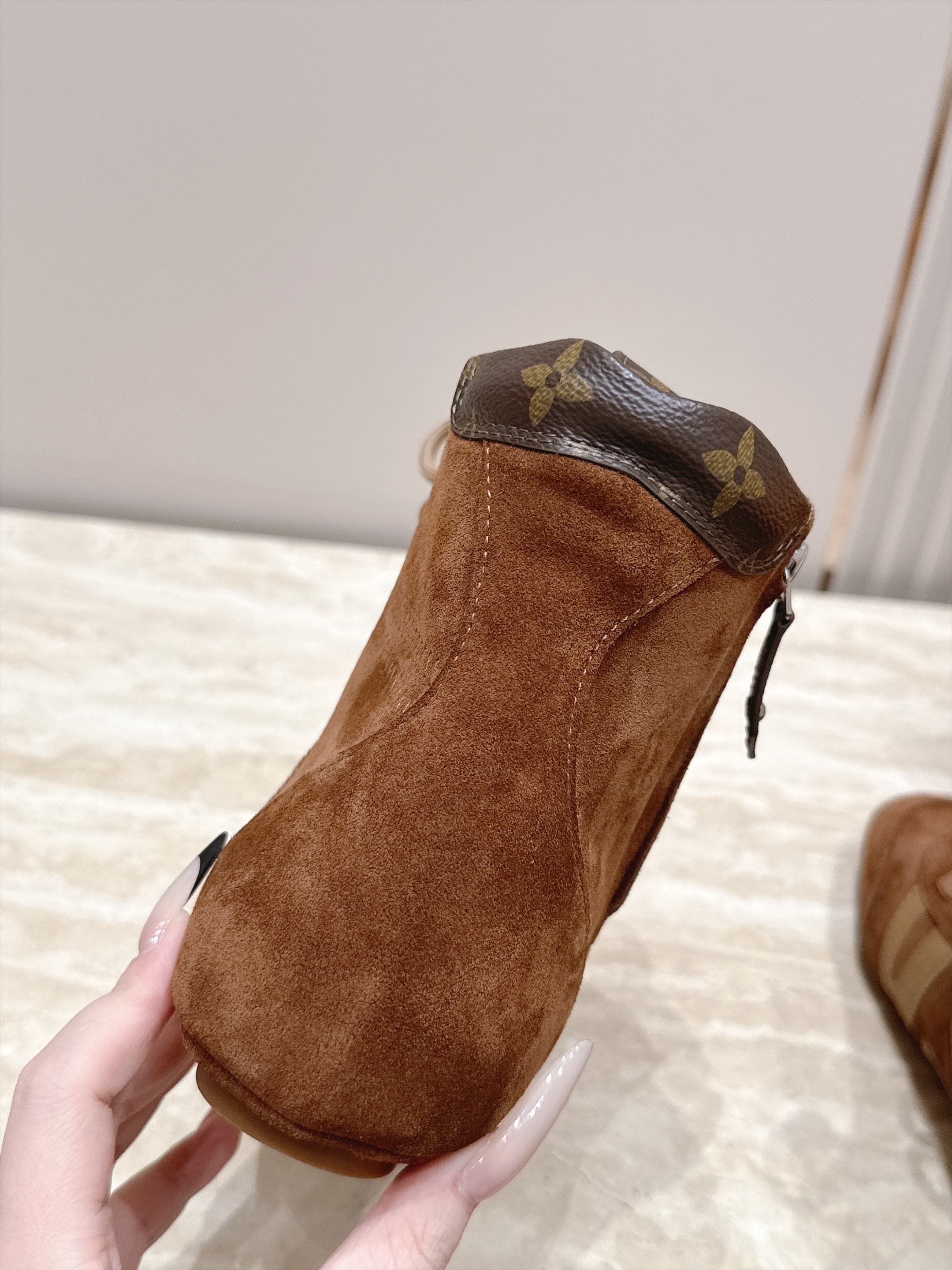 D8941 LV Autumn-Winter Fashion Shoes Collection – Perfect for creating a stylish atmosphere — image 7