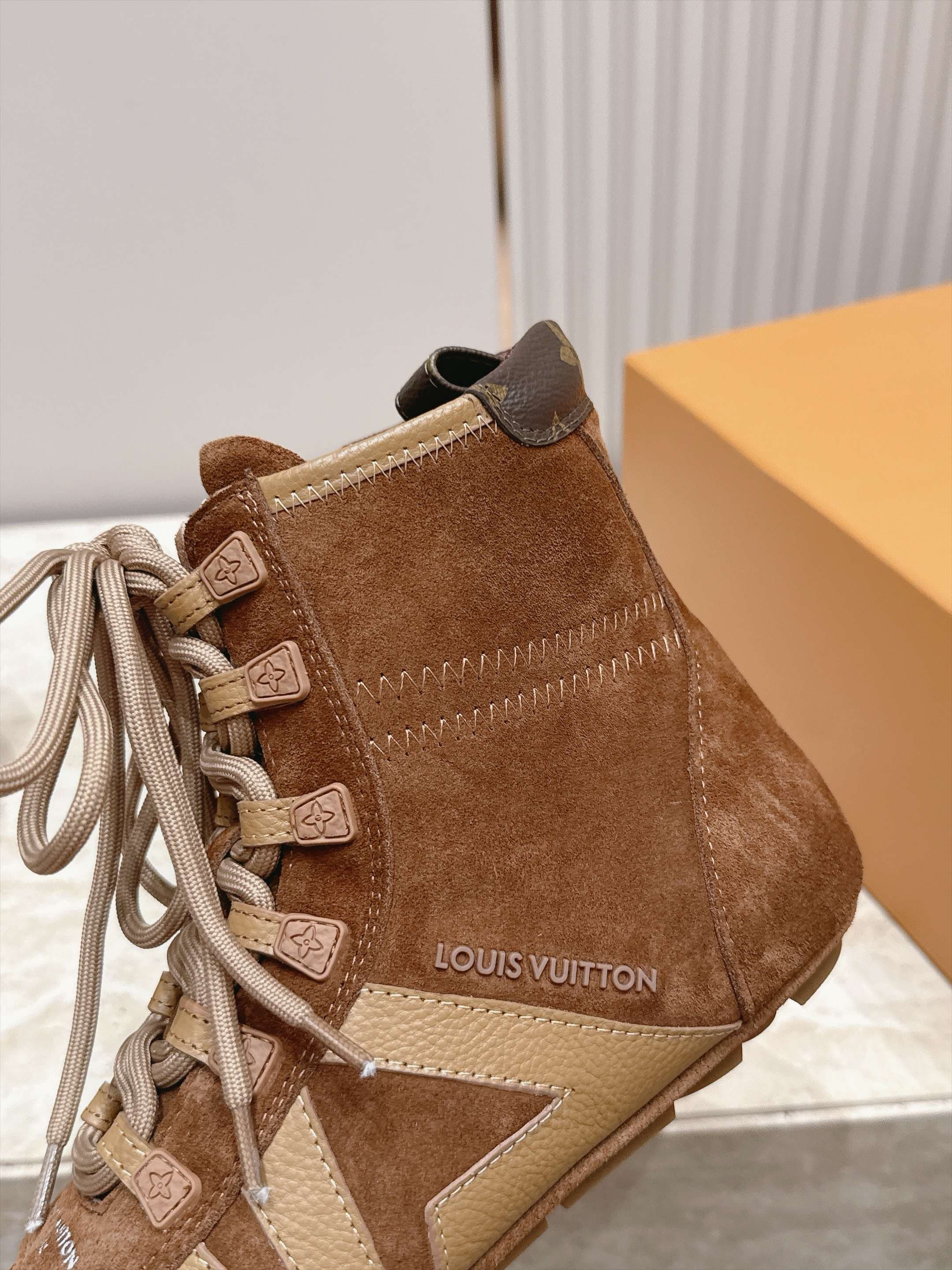 D8941 LV Autumn-Winter Fashion Shoes Collection – Perfect for creating a stylish atmosphere — image 6