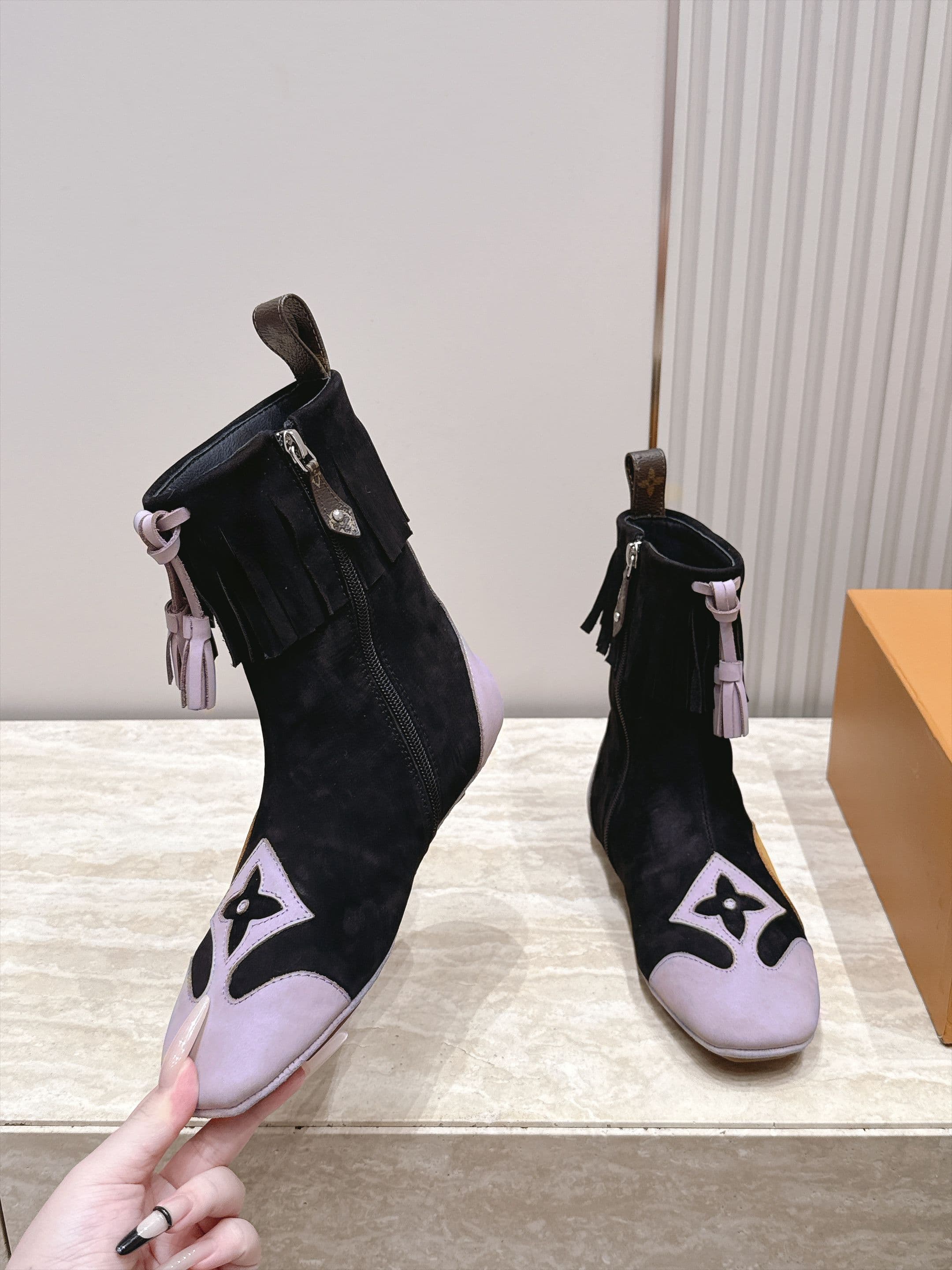 D8939 LV Autumn-Winter Beautiful Shoes Collection – The atmosphere is simply outstanding — image 4