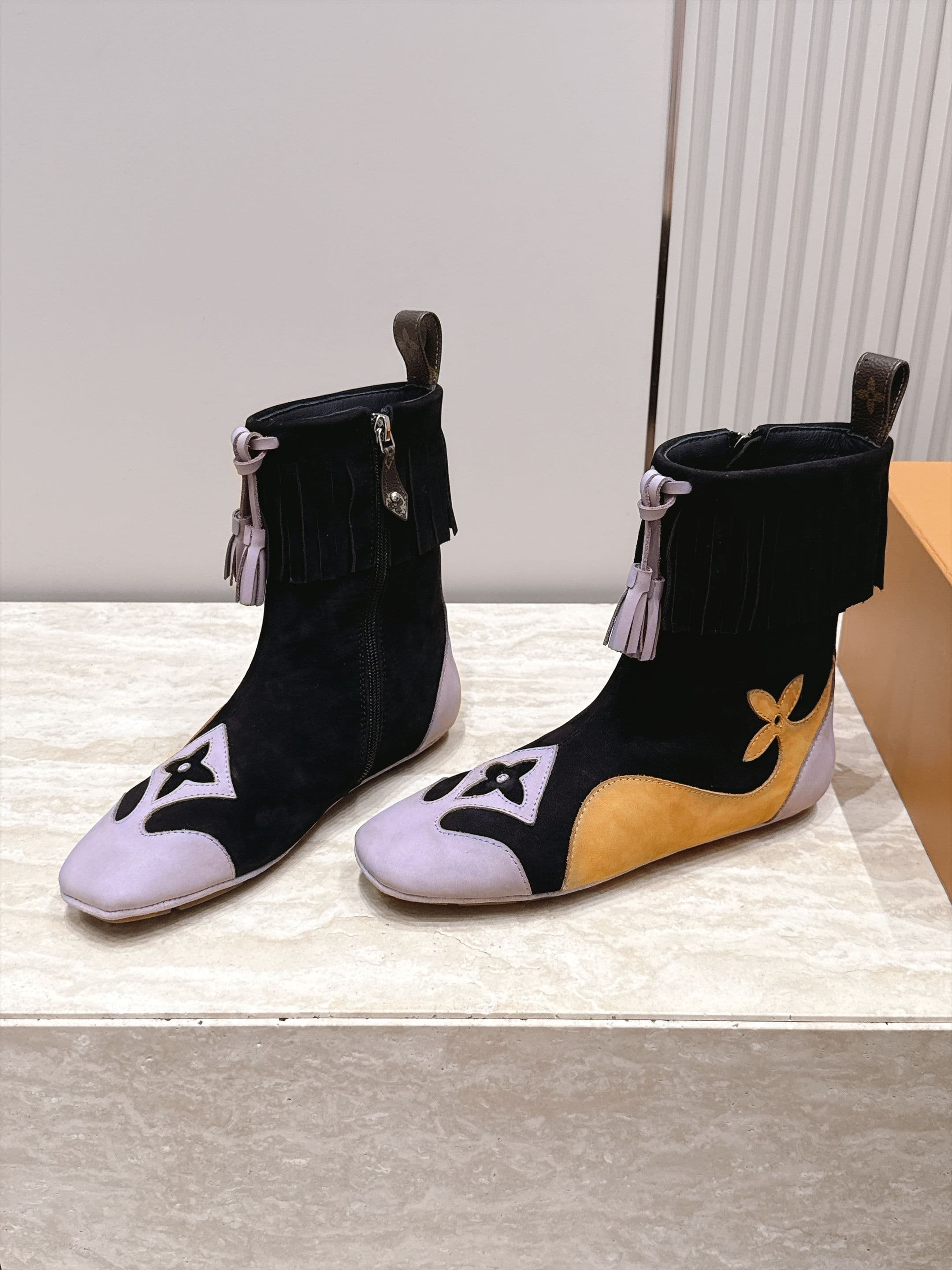D8939 LV Autumn-Winter Beautiful Shoes Collection – The atmosphere is simply outstanding — image 1