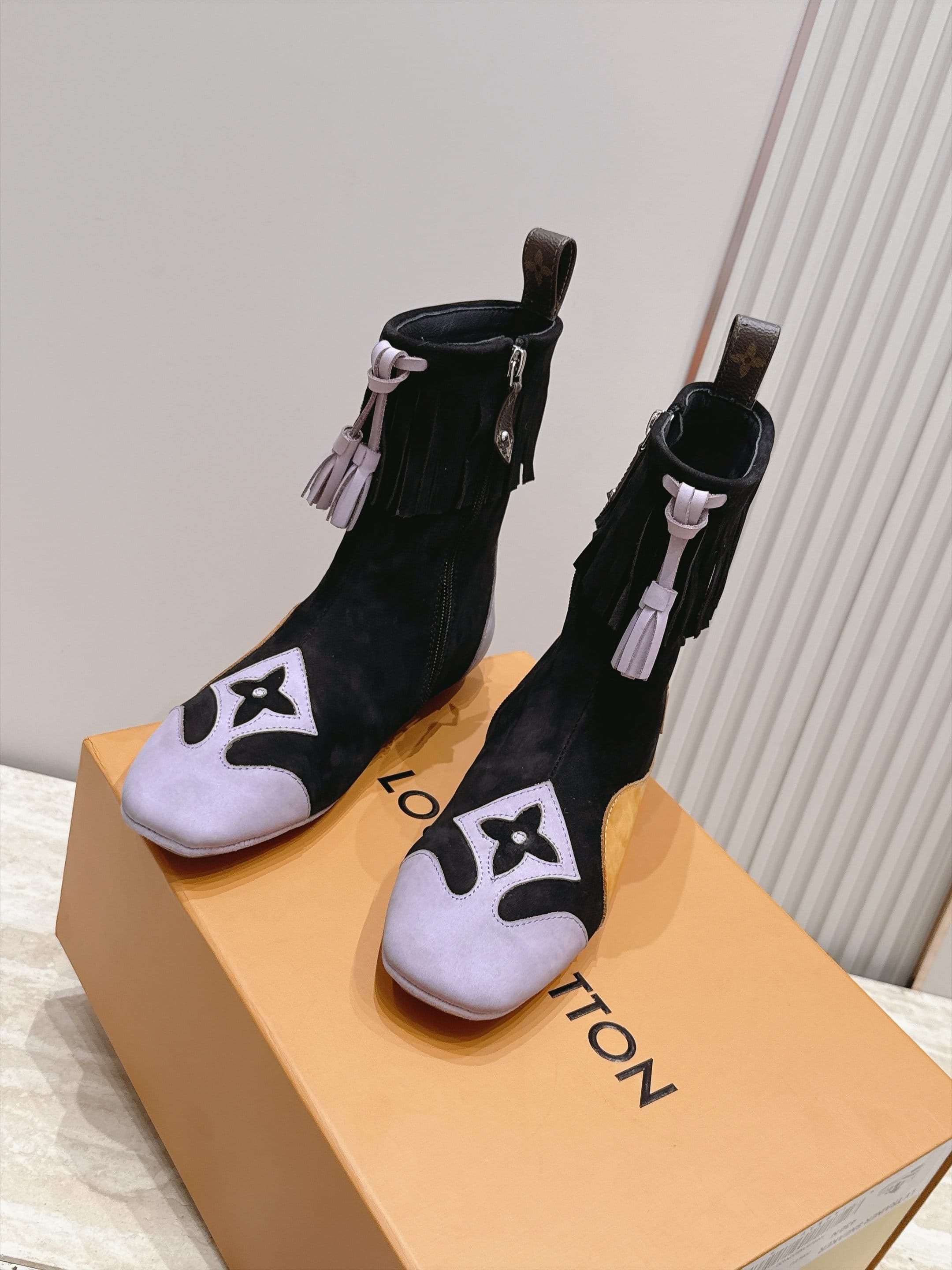 D8939 LV Autumn-Winter Beautiful Shoes Collection – The atmosphere is simply outstanding — image 2