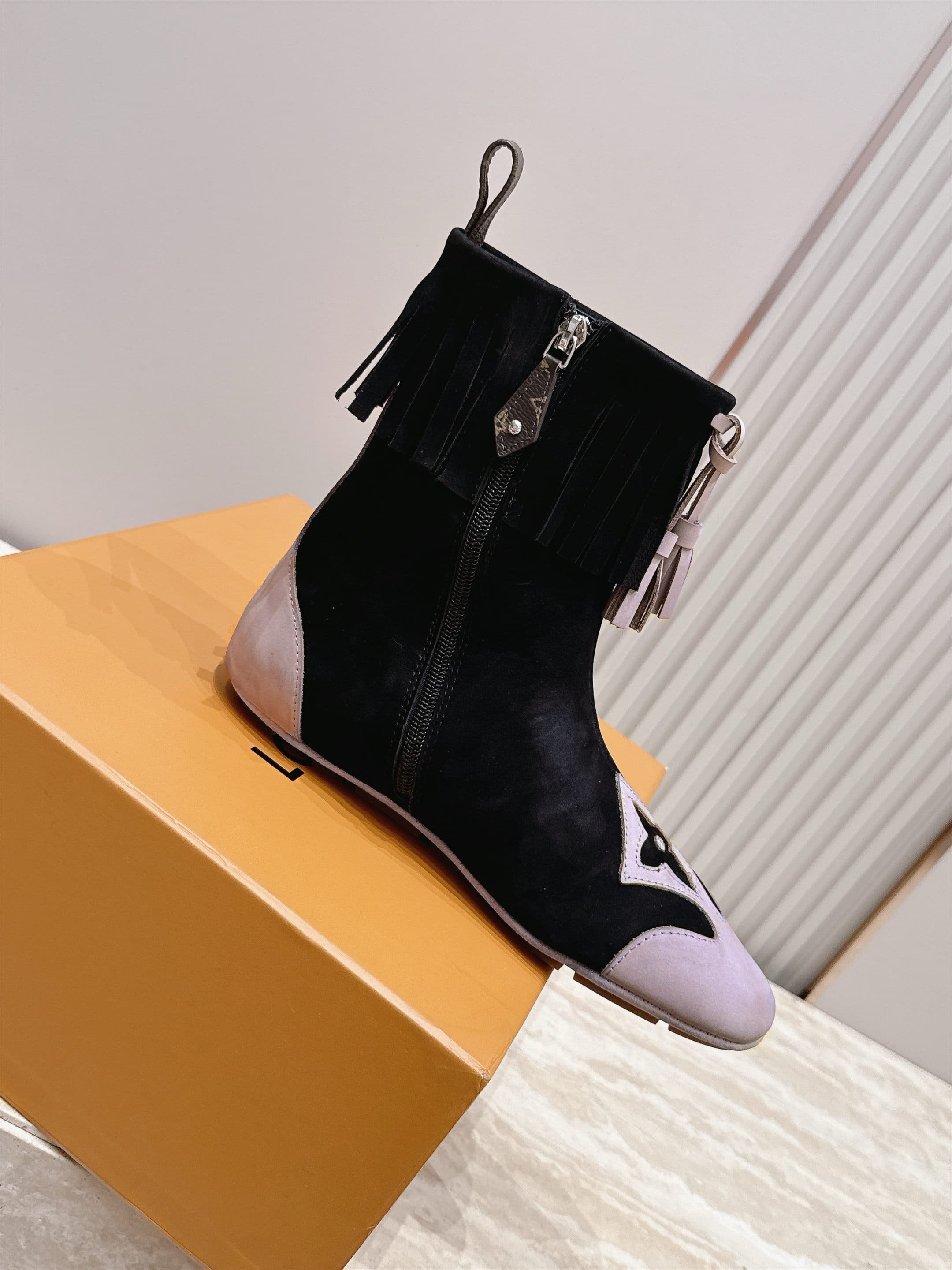 D8939 LV Autumn-Winter Beautiful Shoes Collection – The atmosphere is simply outstanding — image 3