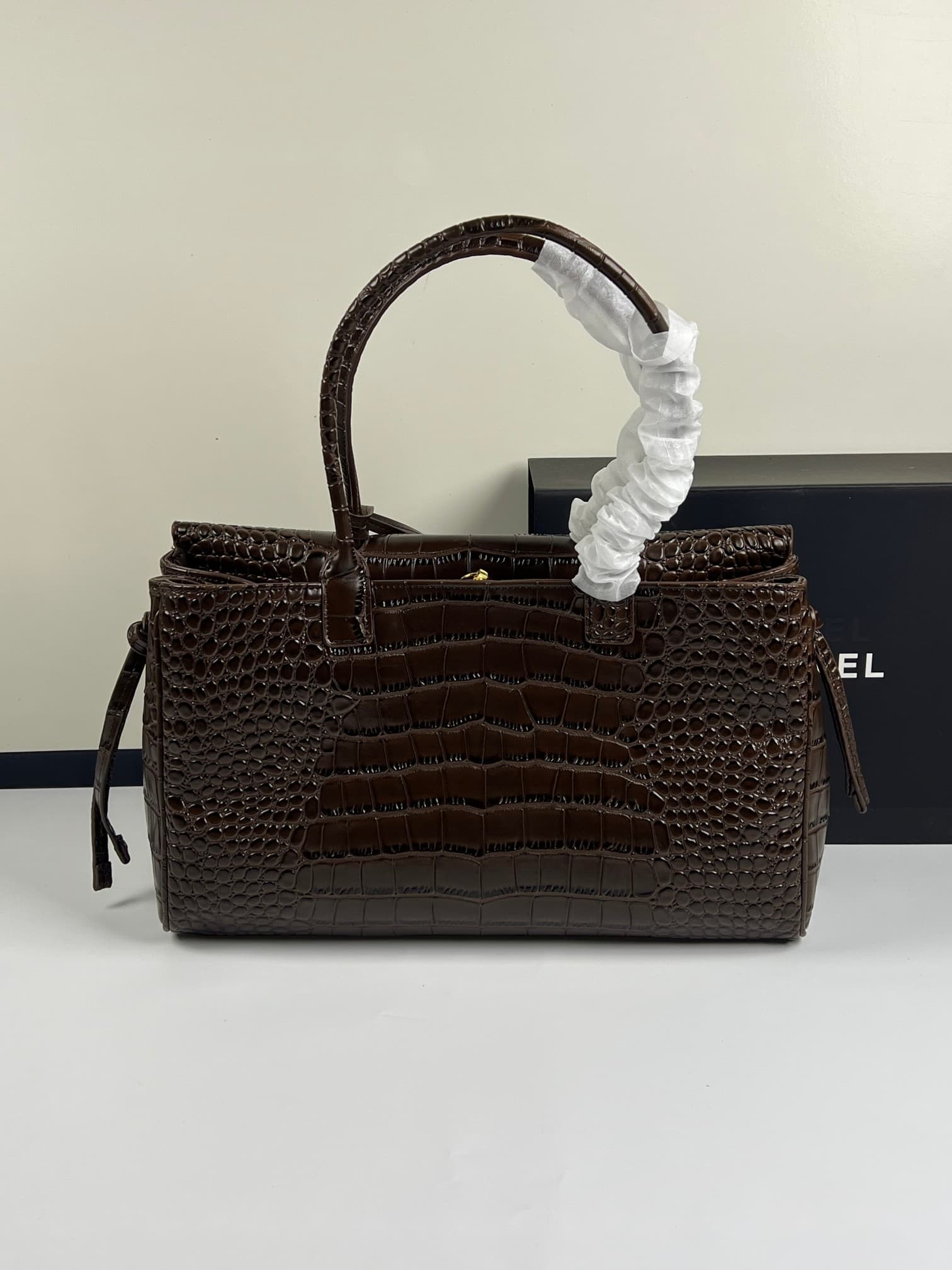 C1857 Chanel26 French-style boot upper with crocodile skin, new design, extra-large size, cf Maxi Flap — image 3