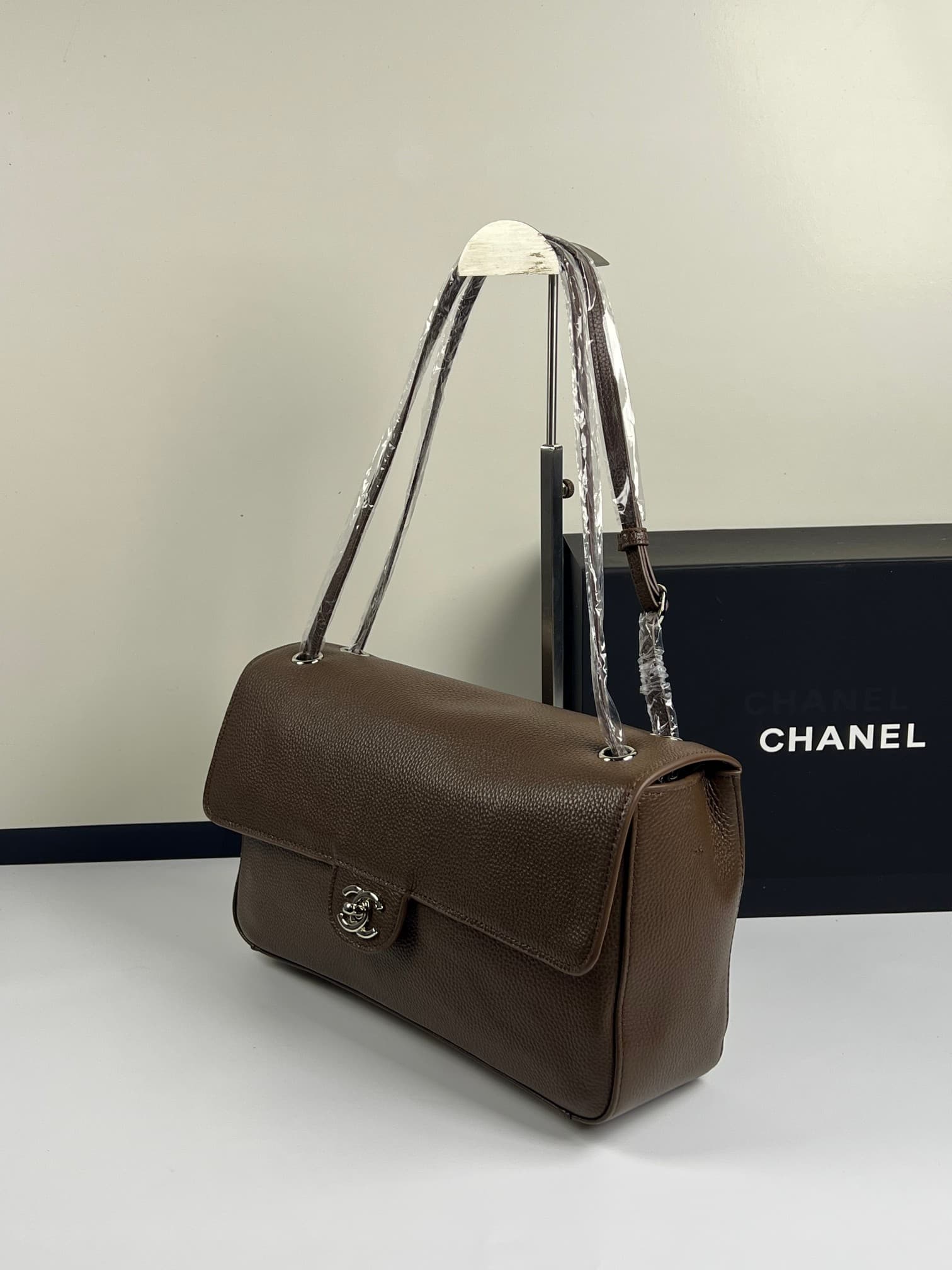 C1848 ChanelaA new model with an extra-large cf Maxi Flap — image 2