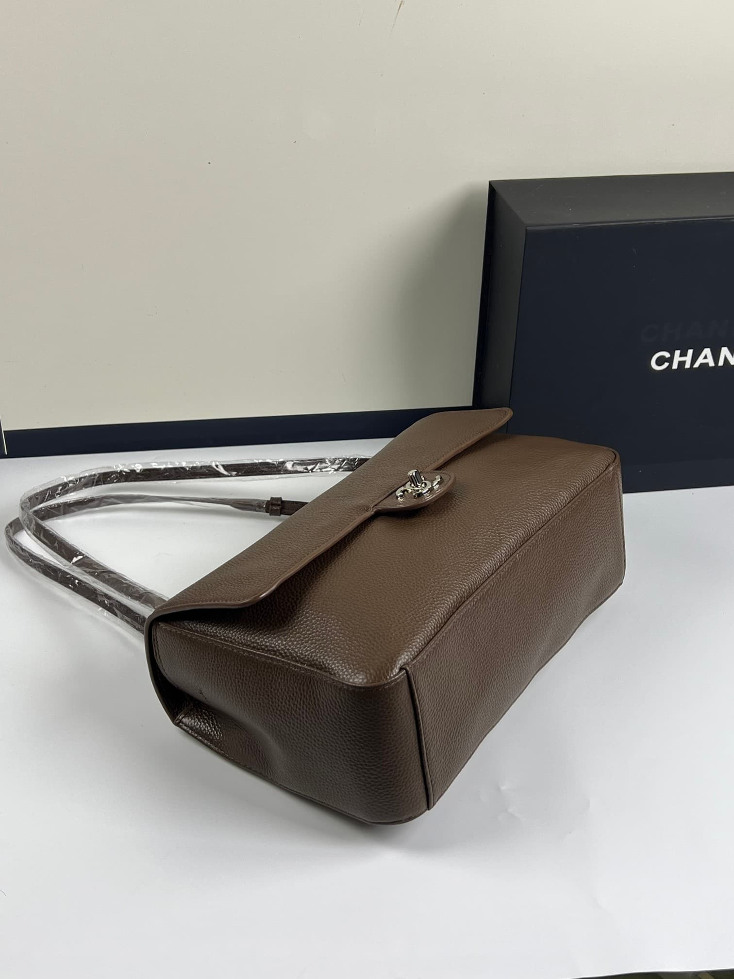 C1848 ChanelaA new model with an extra-large cf Maxi Flap — image 4