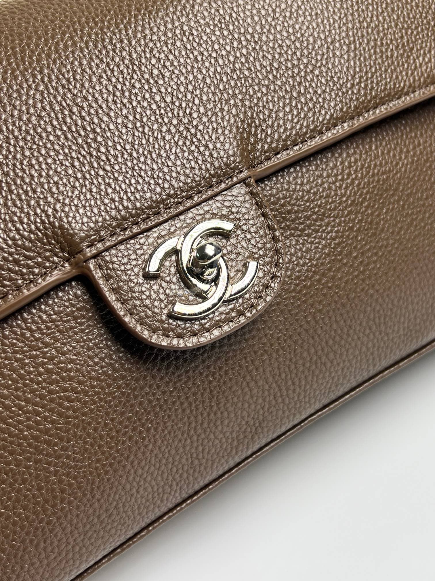 C1848 ChanelaA new model with an extra-large cf Maxi Flap — image 5
