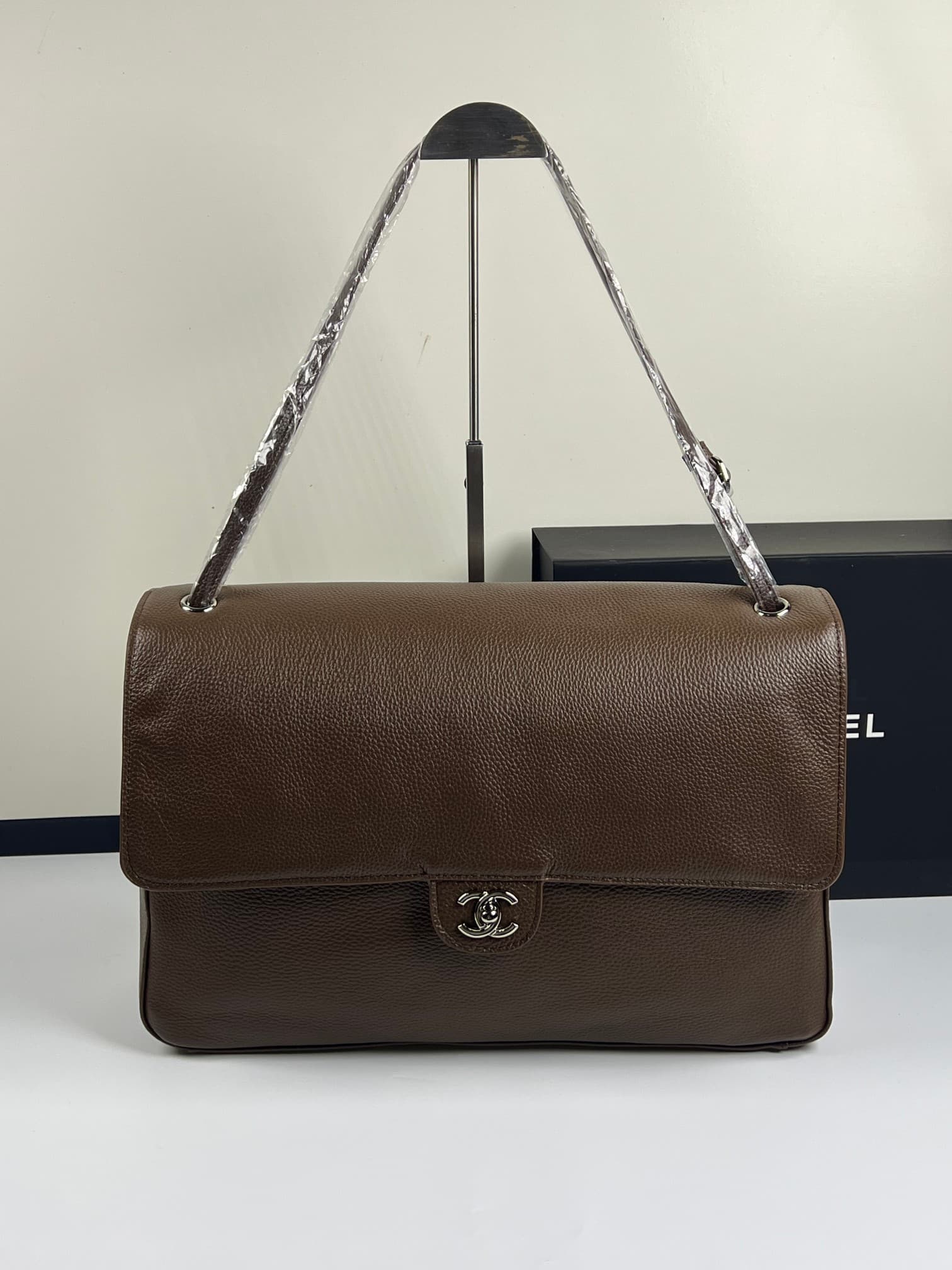 C1850 Chanel26s Asd new model, oversized cf Maxi Flap — image 1