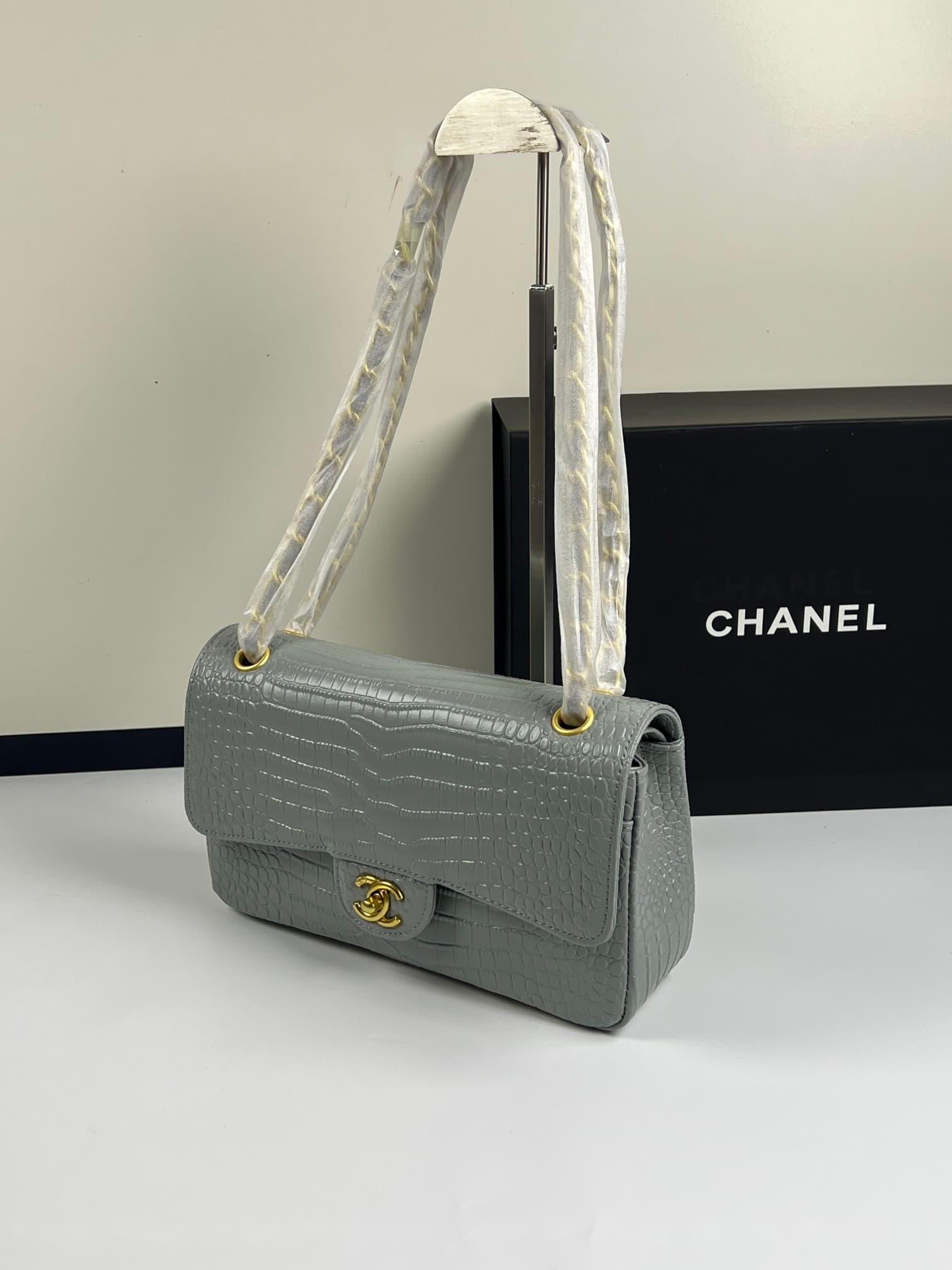 C1861 . Top-grade crocodile skin, classic cf1112 – original imported leather, with a stamped chip version. You can scan it with your phone to directly access the official website for information. 24k: gold vacuum electroplating. All hardware undergoes spe — image 2