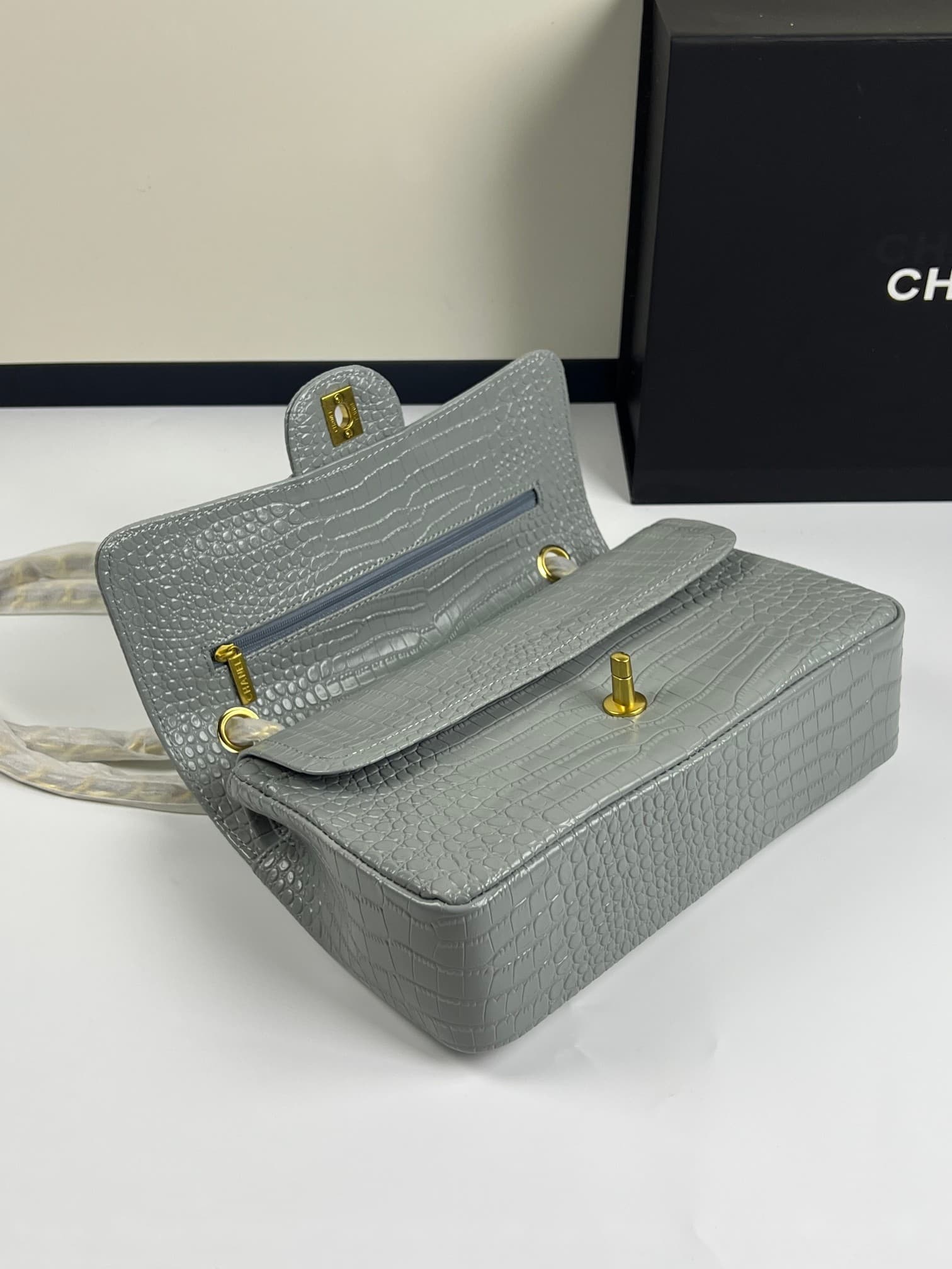 C1861 . Top-grade crocodile skin, classic cf1112 – original imported leather, with a stamped chip version. You can scan it with your phone to directly access the official website for information. 24k: gold vacuum electroplating. All hardware undergoes spe — image 7