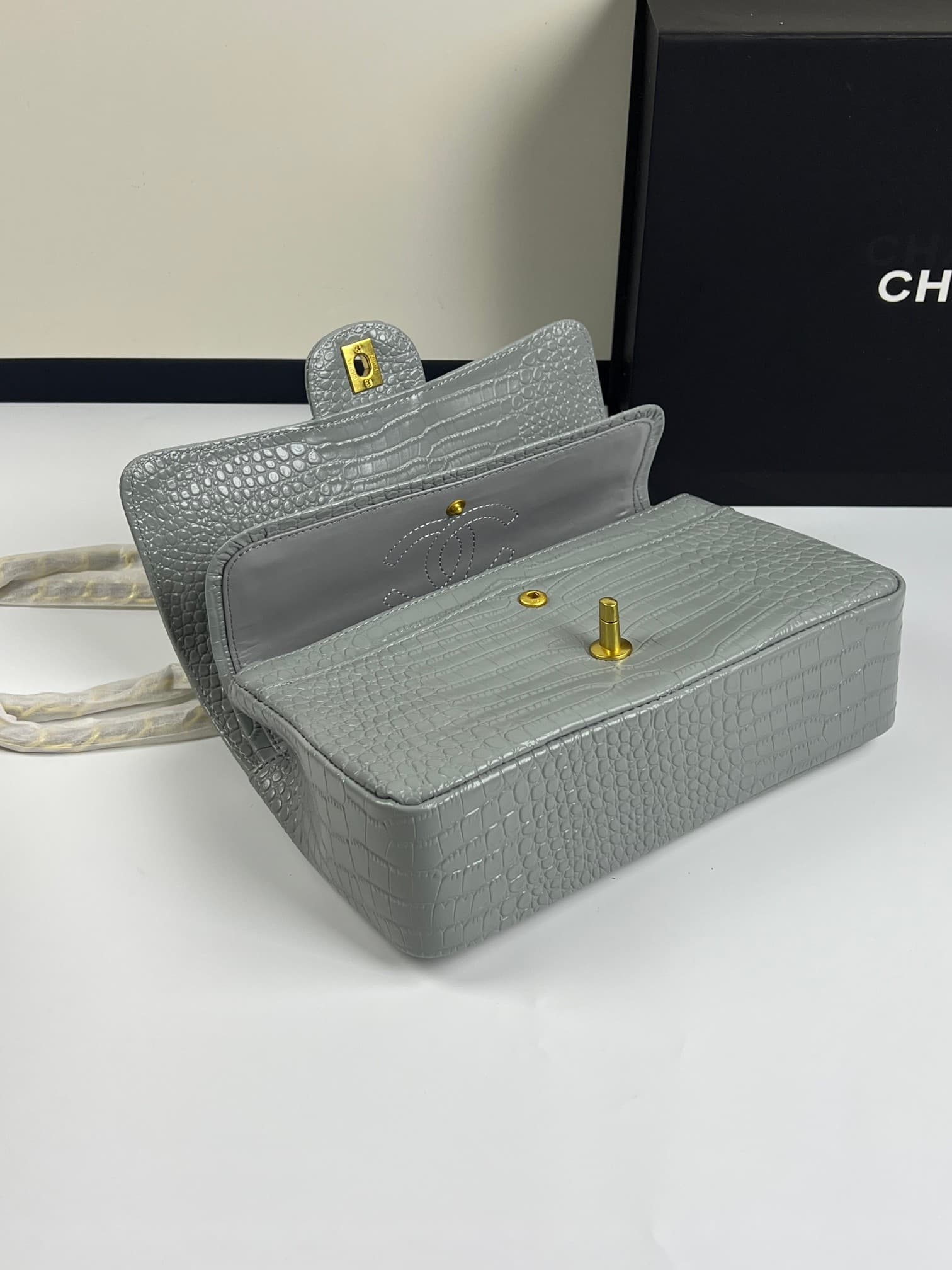 C1861 . Top-grade crocodile skin, classic cf1112 – original imported leather, with a stamped chip version. You can scan it with your phone to directly access the official website for information. 24k: gold vacuum electroplating. All hardware undergoes spe — image 8