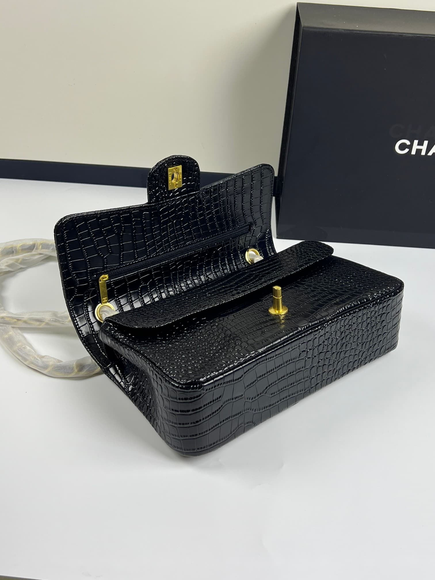 C1860 . Top-tier crocodile skin, classic cf1112 – original imported leather, with a steel stamp and chip marking. You can scan it with your phone to directly access the official website for information. 24k: gold electroplating on the leather; all hardwar — image 7