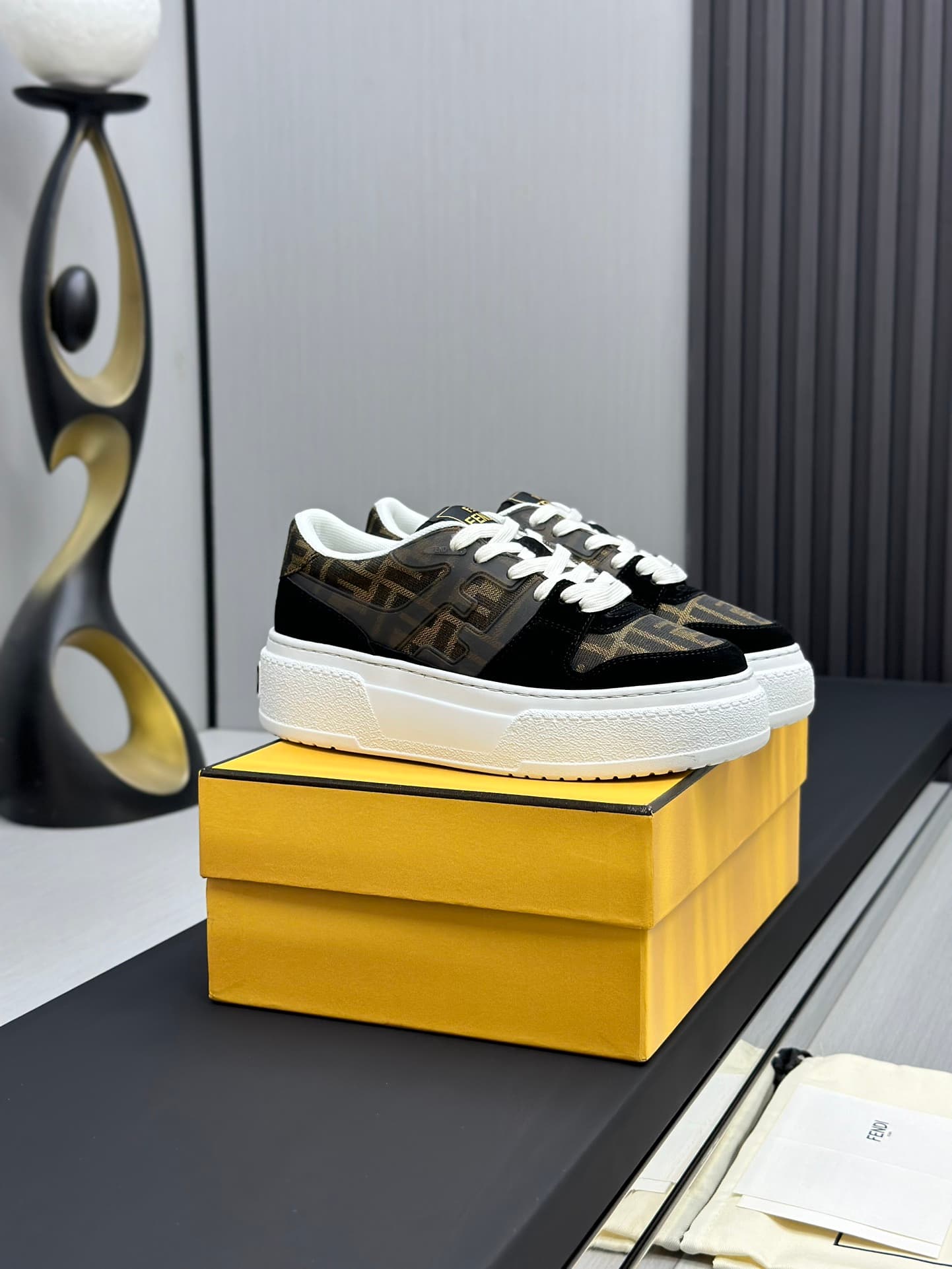 D8900 Running distance retail price💰 Fendi 24ss thick heel match series, pair of shoes for lovers, casual and sports shoes — image 2