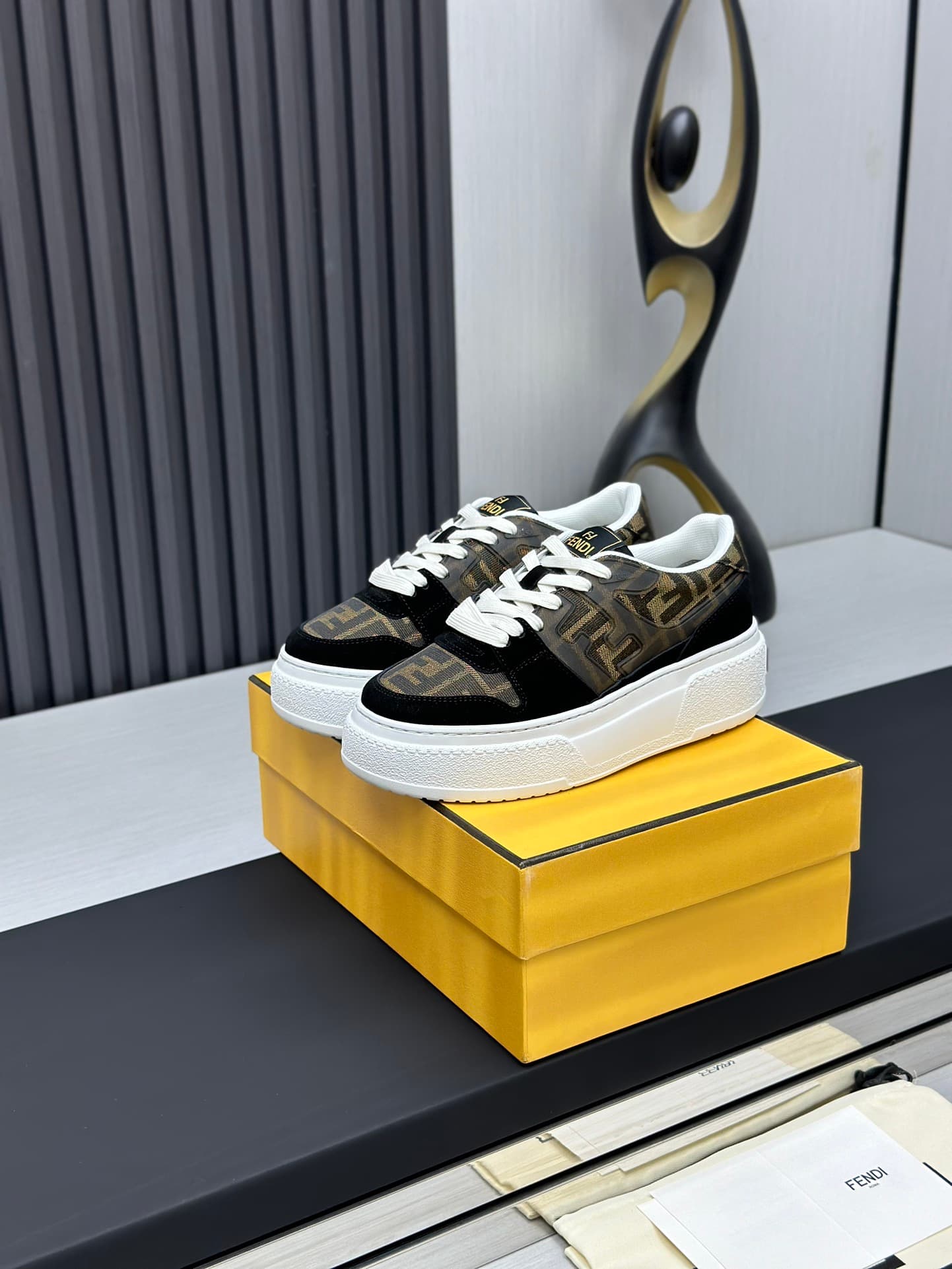 D8900 Running distance retail price💰 Fendi 24ss thick heel match series, pair of shoes for lovers, casual and sports shoes — image 1