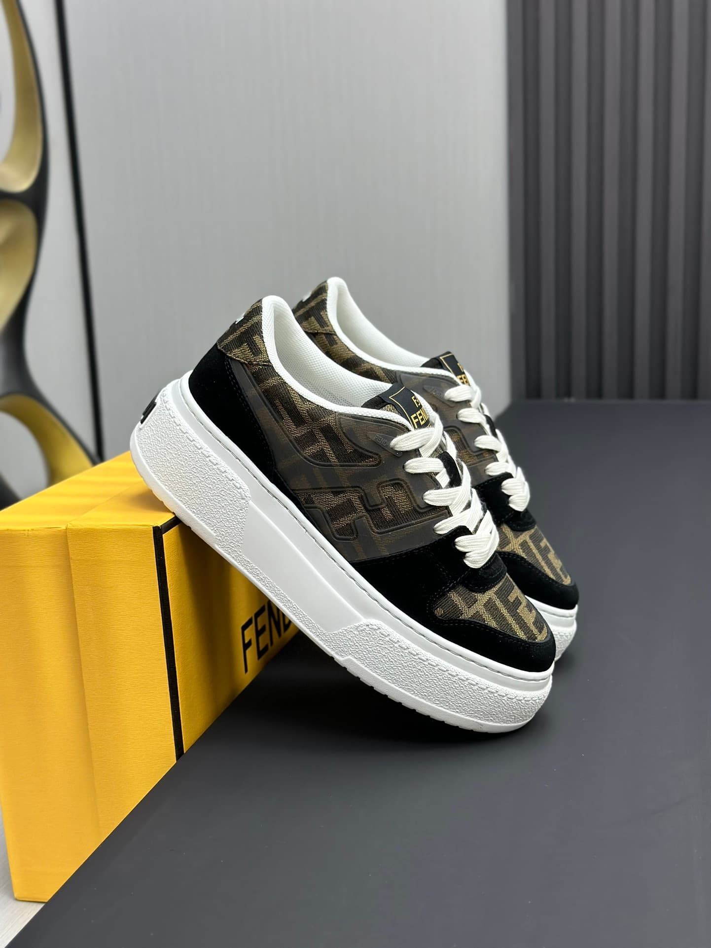 D8900 Running distance retail price💰 Fendi 24ss thick heel match series, pair of shoes for lovers, casual and sports shoes — image 4