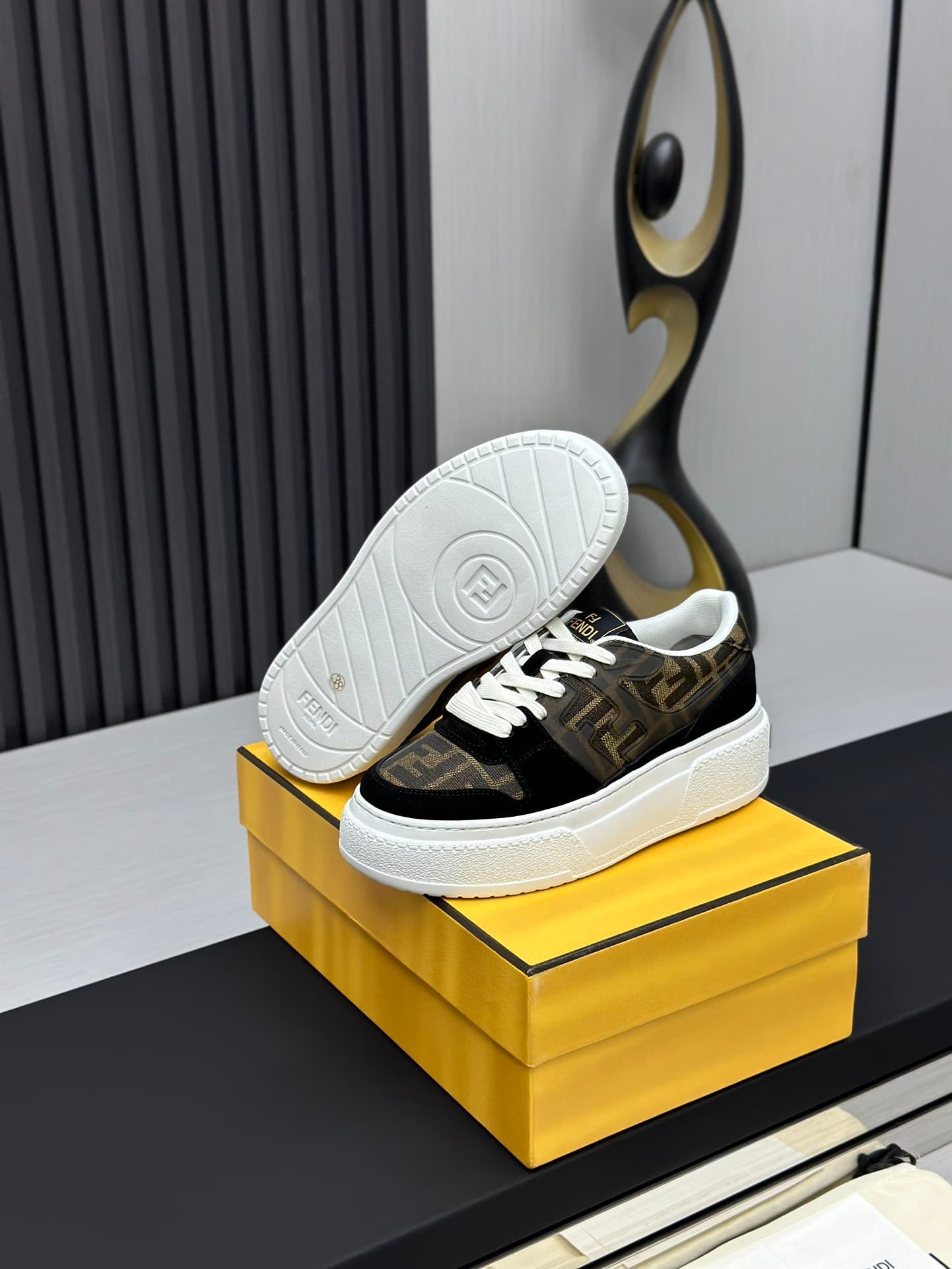 D8900 Running distance retail price💰 Fendi 24ss thick heel match series, pair of shoes for lovers, casual and sports shoes — image 6