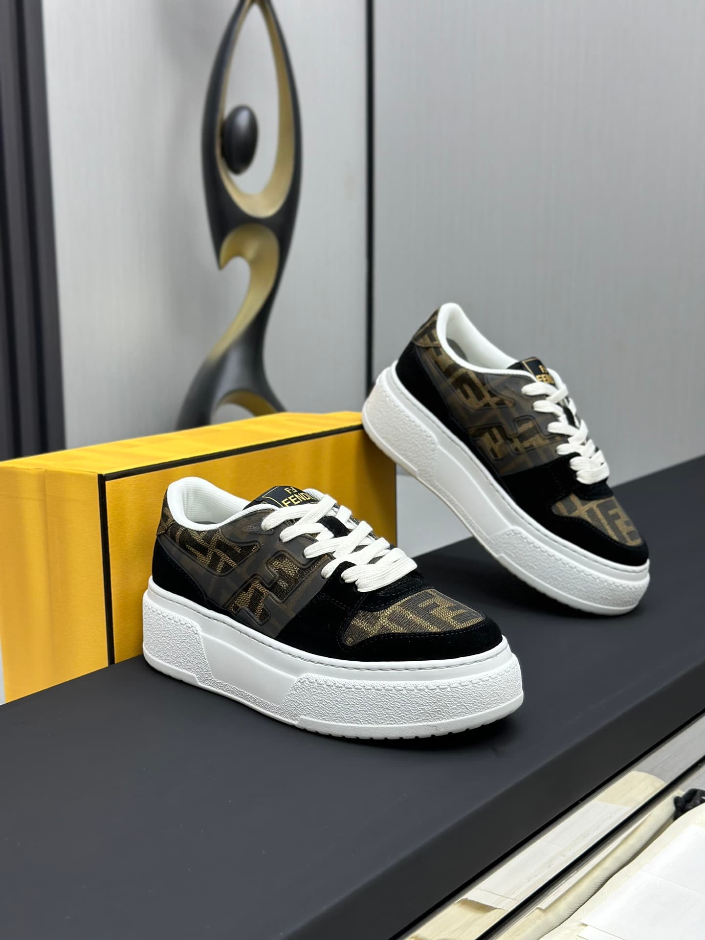 D8900 Running distance retail price💰 Fendi 24ss thick heel match series, pair of shoes for lovers, casual and sports shoes — image 3
