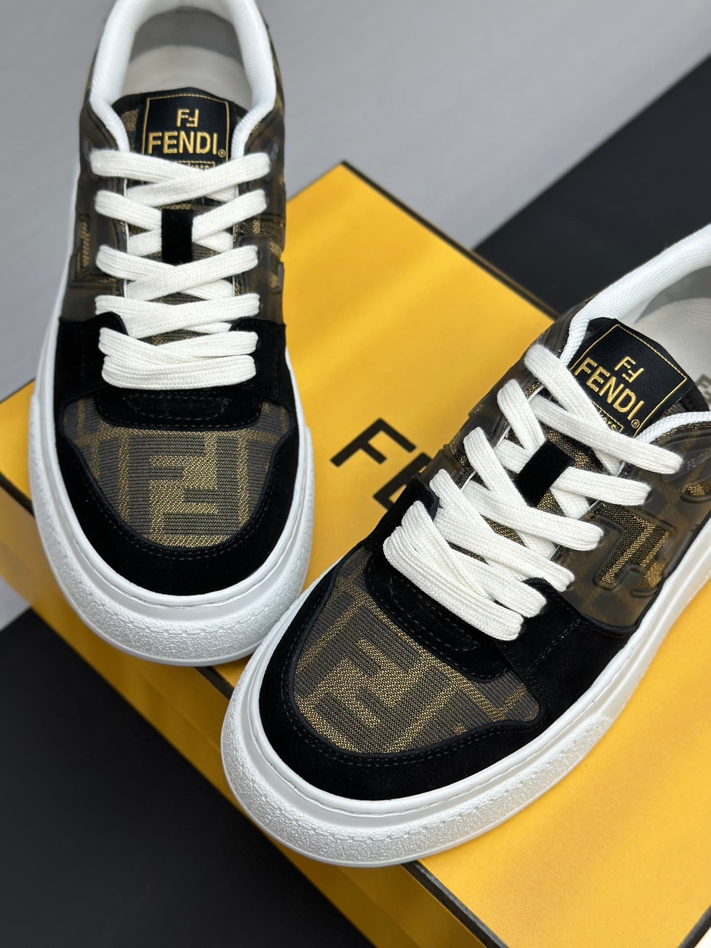 D8900 Running distance retail price💰 Fendi 24ss thick heel match series, pair of shoes for lovers, casual and sports shoes — image 5