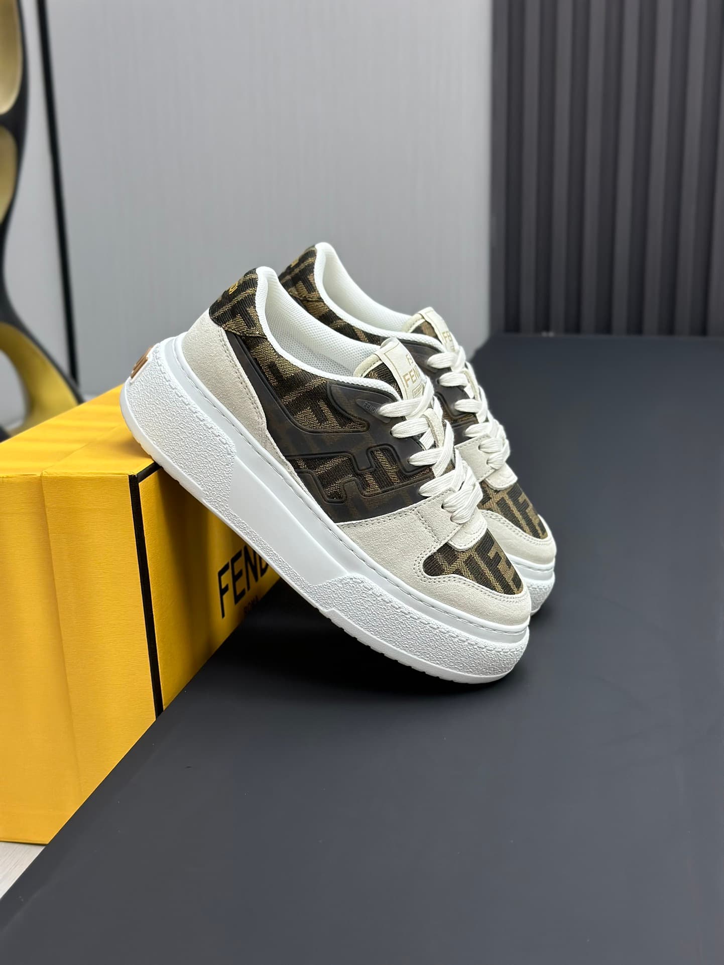 D8905 Running distance retail price💰 Fendi 24ss thick sole match series, couple style, casual, sports shoes — image 4
